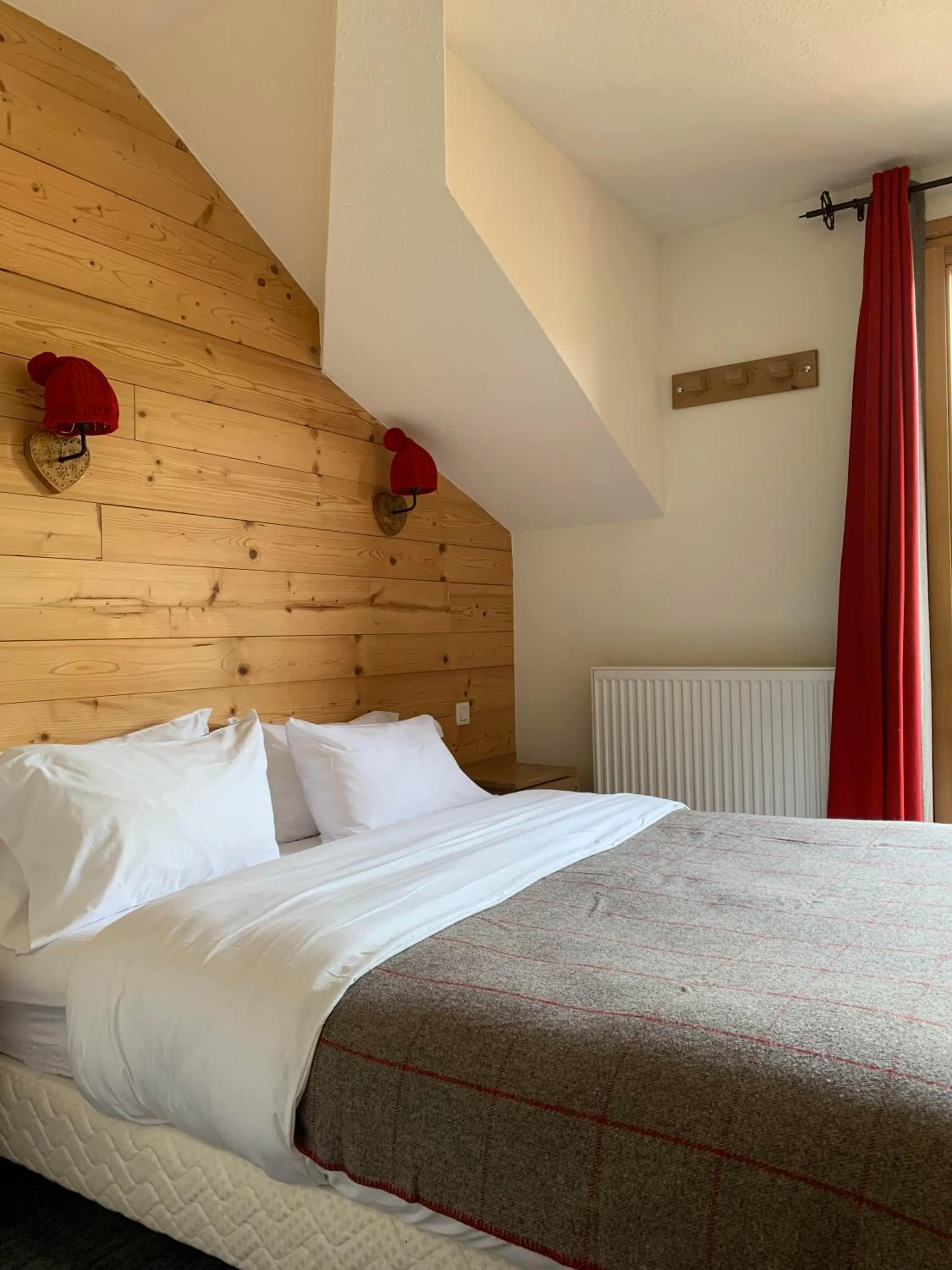 Bedroom, Bed in Hotel Lac Bleu 1650