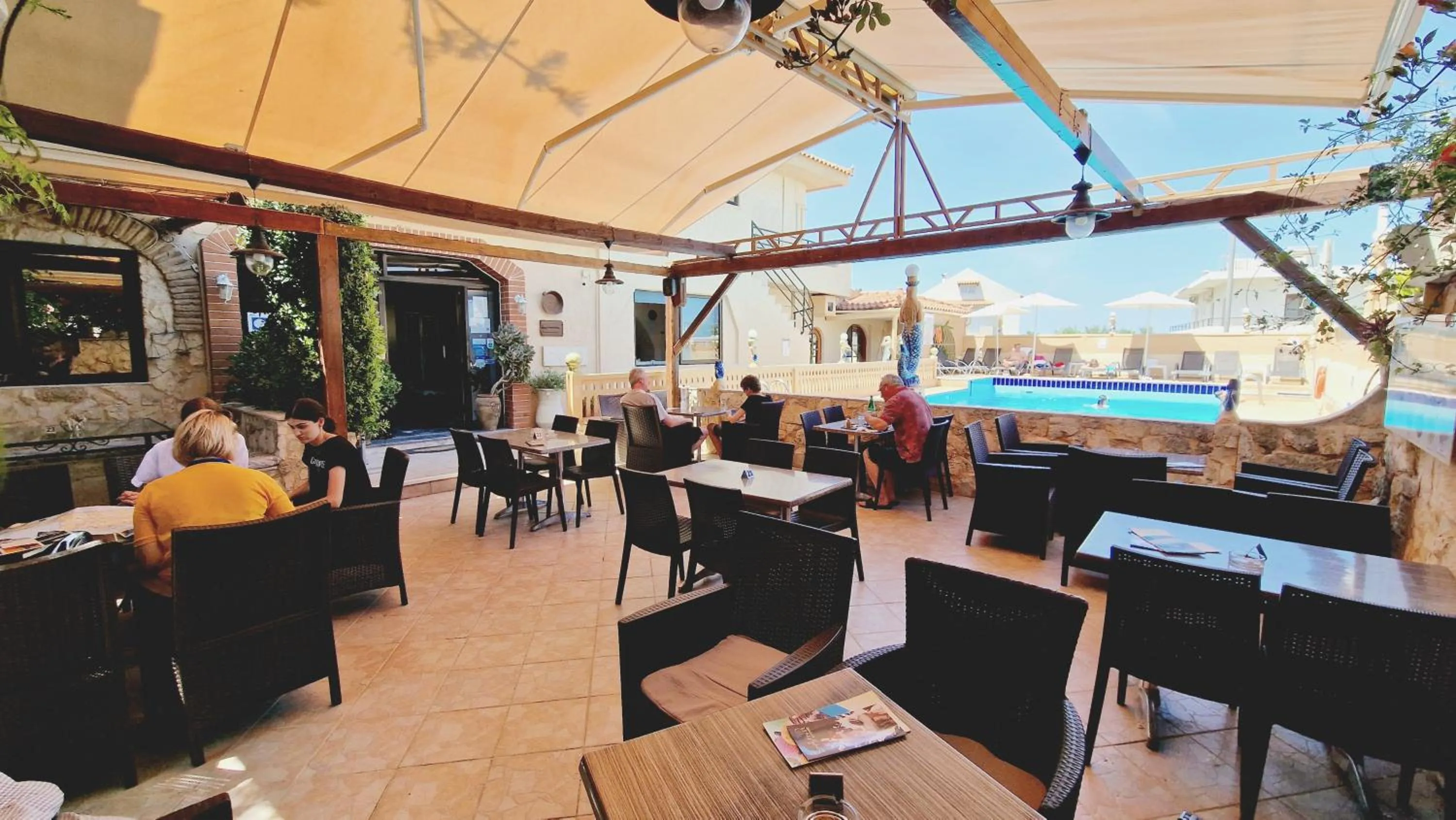 Restaurant/places to eat in Evina Rooms & Suites