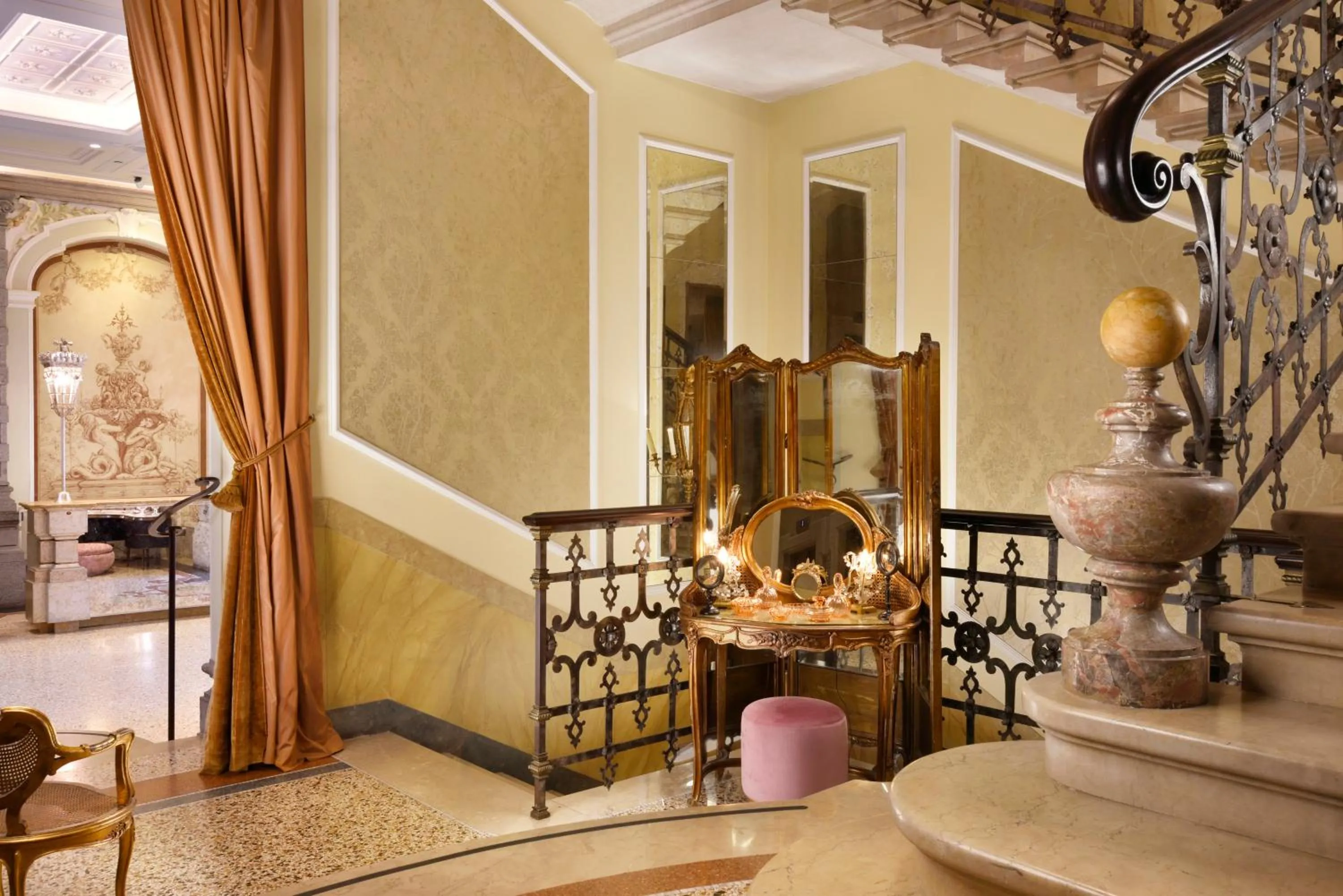 Lobby or reception in Château Monfort - Relais & Châteaux