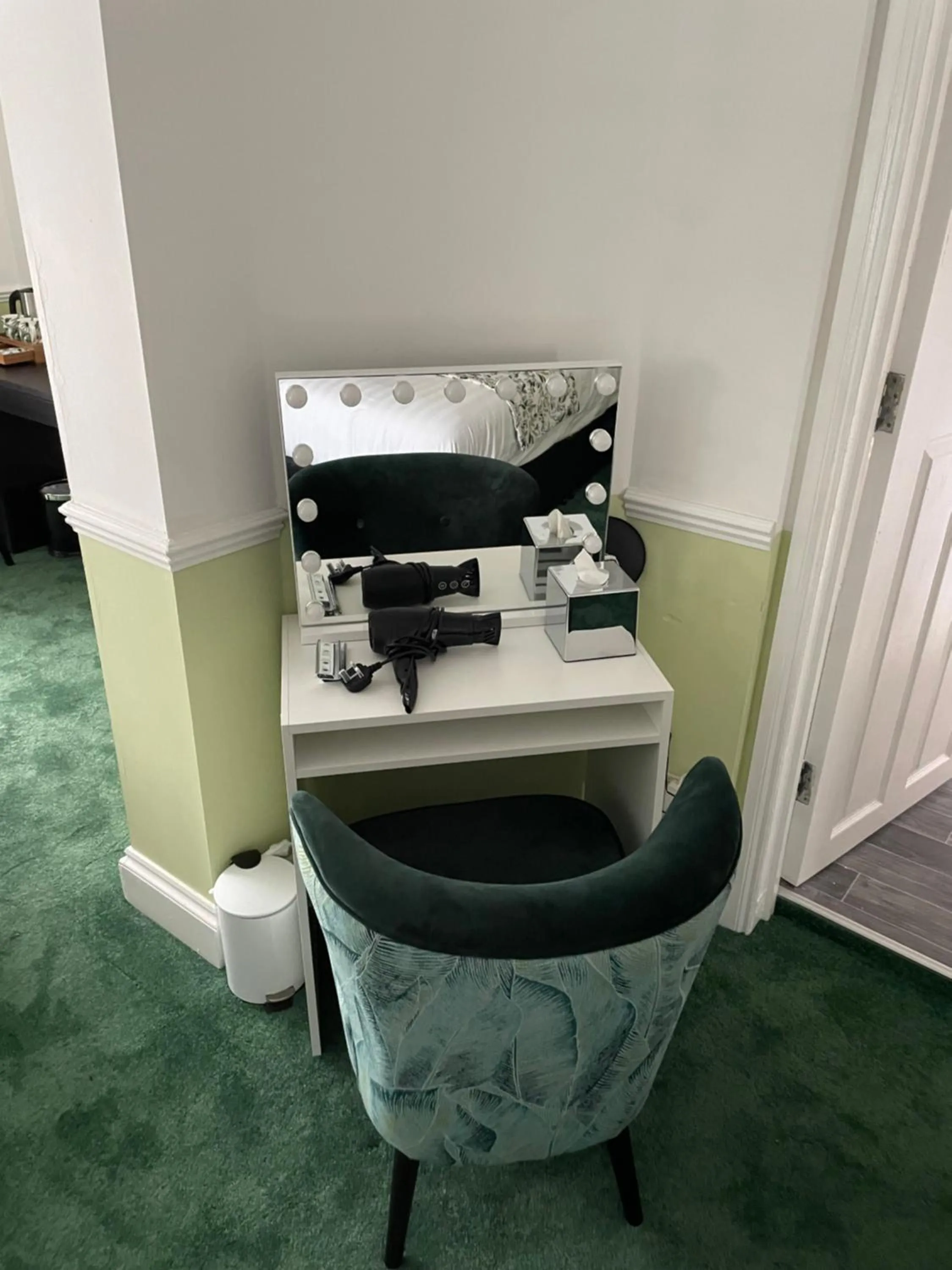 Bedroom in Barons Court Hotel