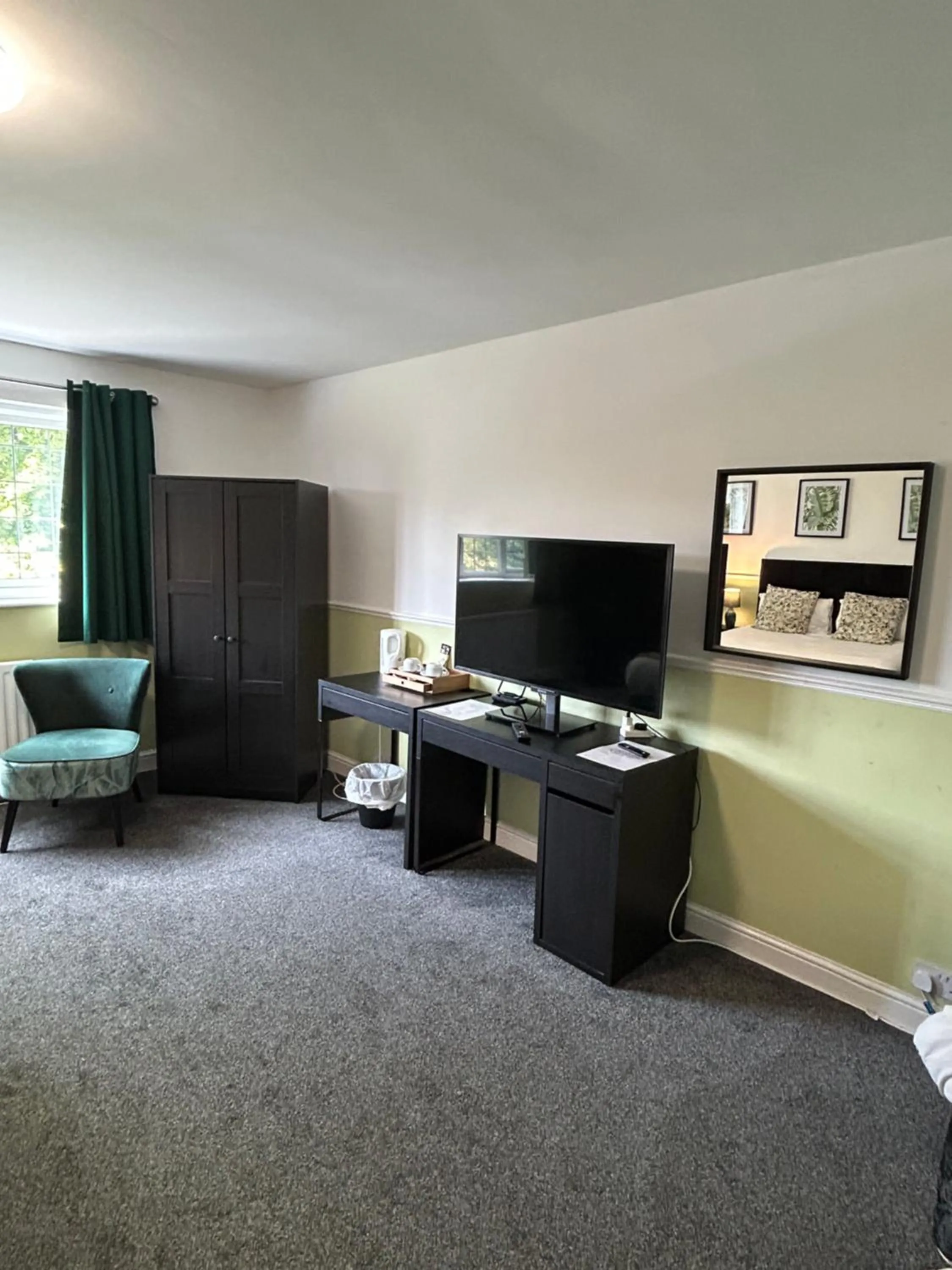 Photo of the whole room, Bed in Barons Court Hotel