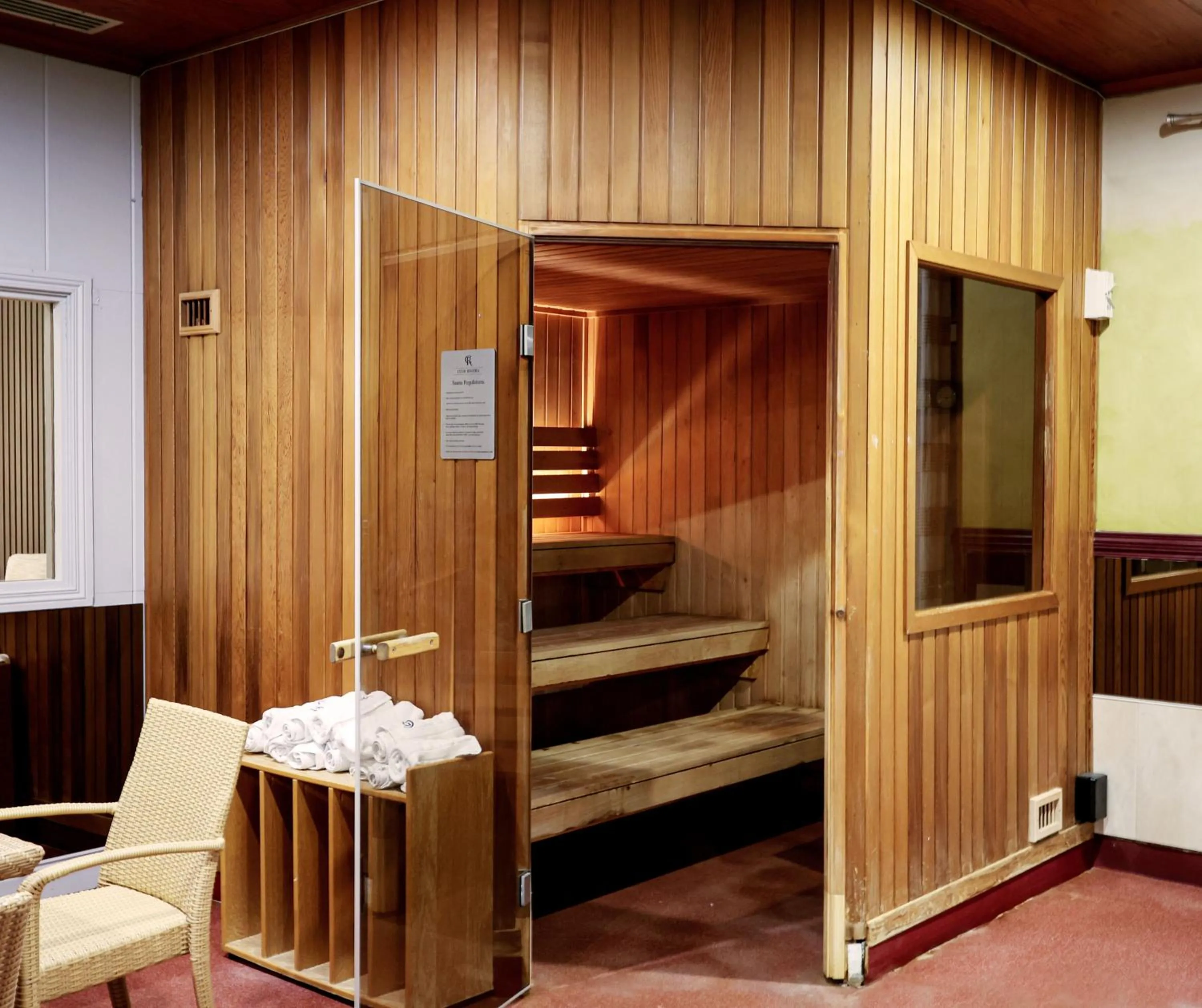 Swimming pool in Glenavon House Hotel