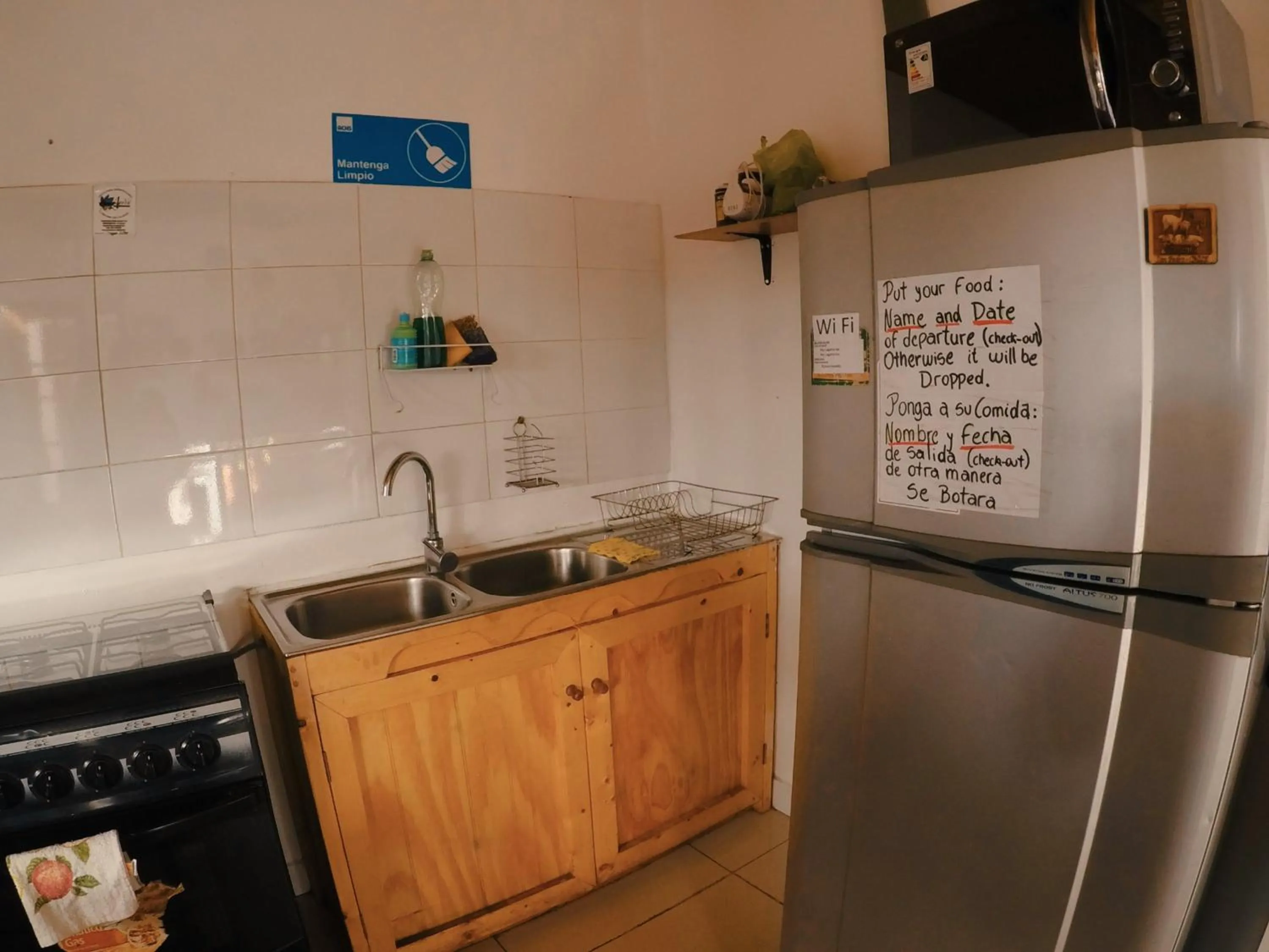 Kitchen or kitchenette in Rey Lagarto Hostel