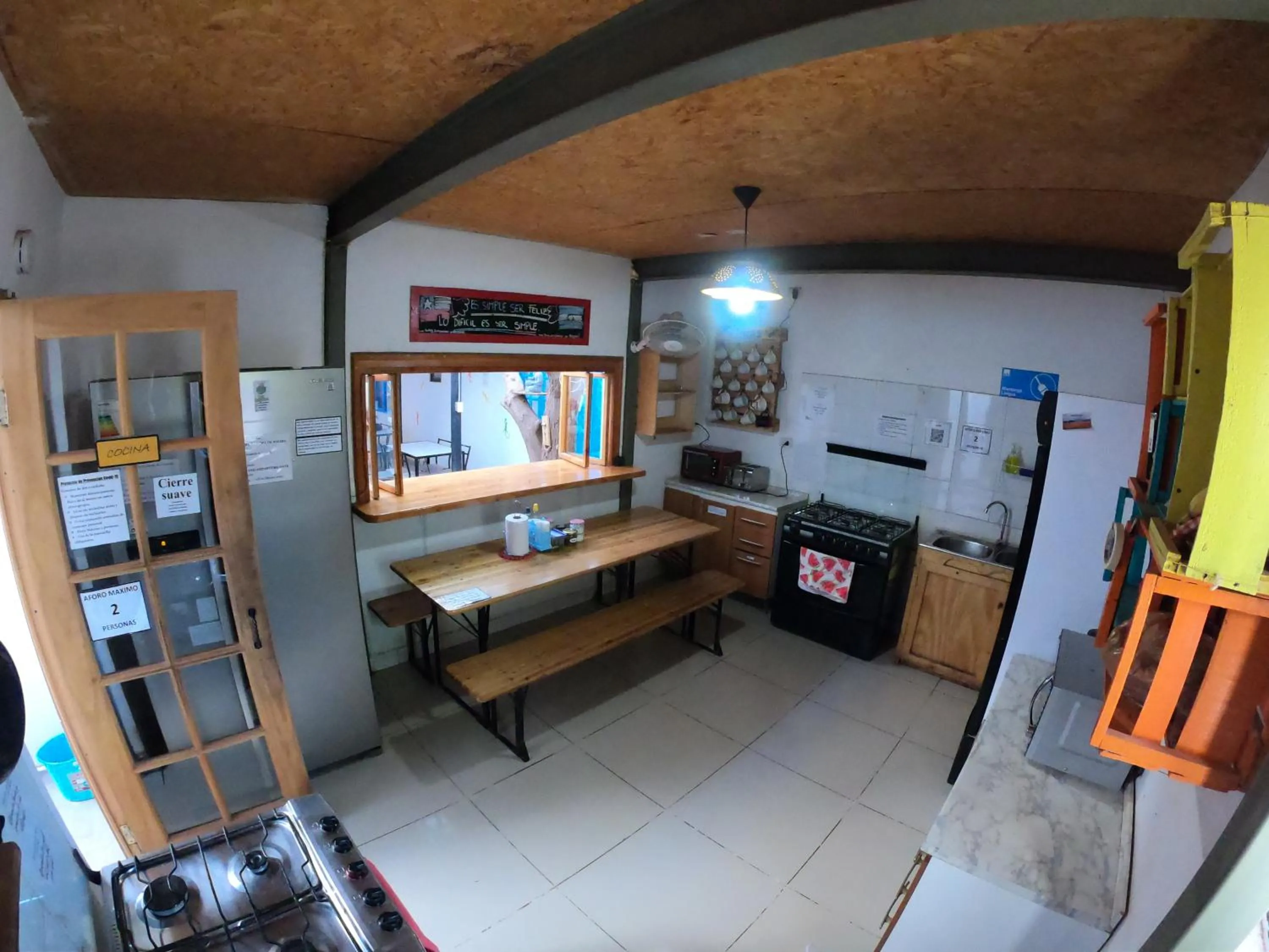 Communal kitchen in Rey Lagarto Hostel