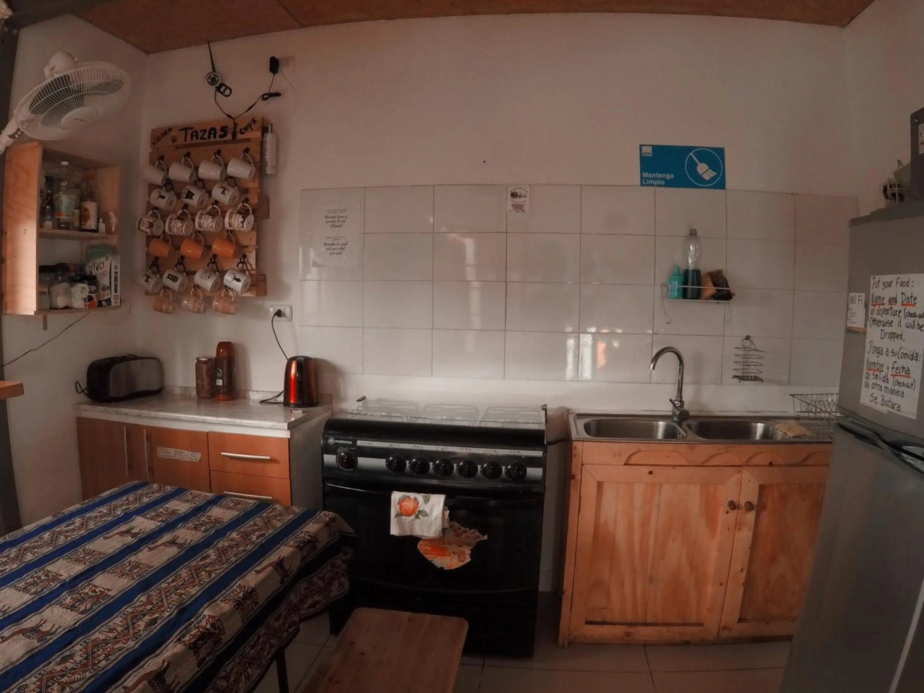 Kitchen or kitchenette in Rey Lagarto Hostel