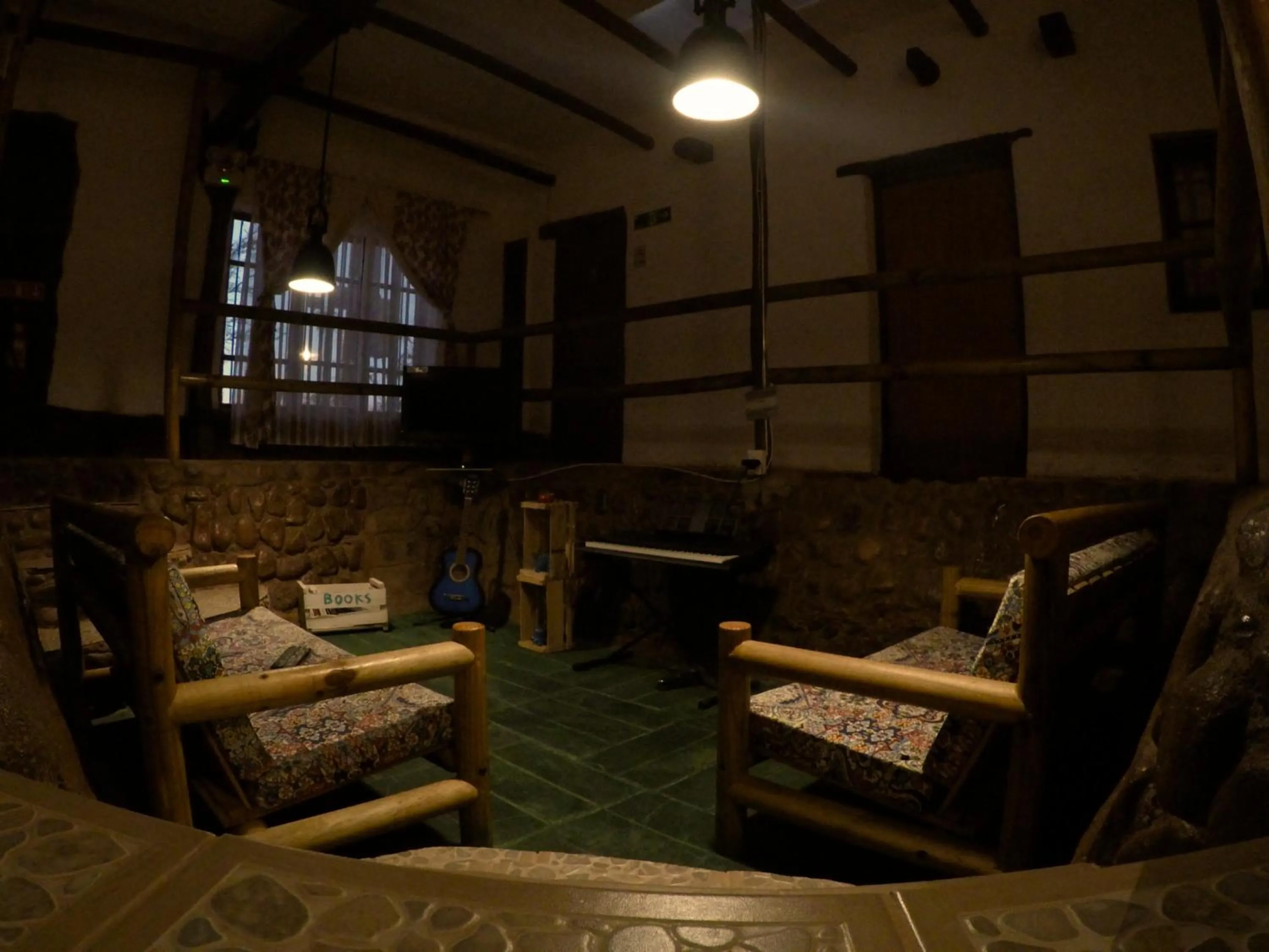 Communal lounge/ TV room in Rey Lagarto Hostel