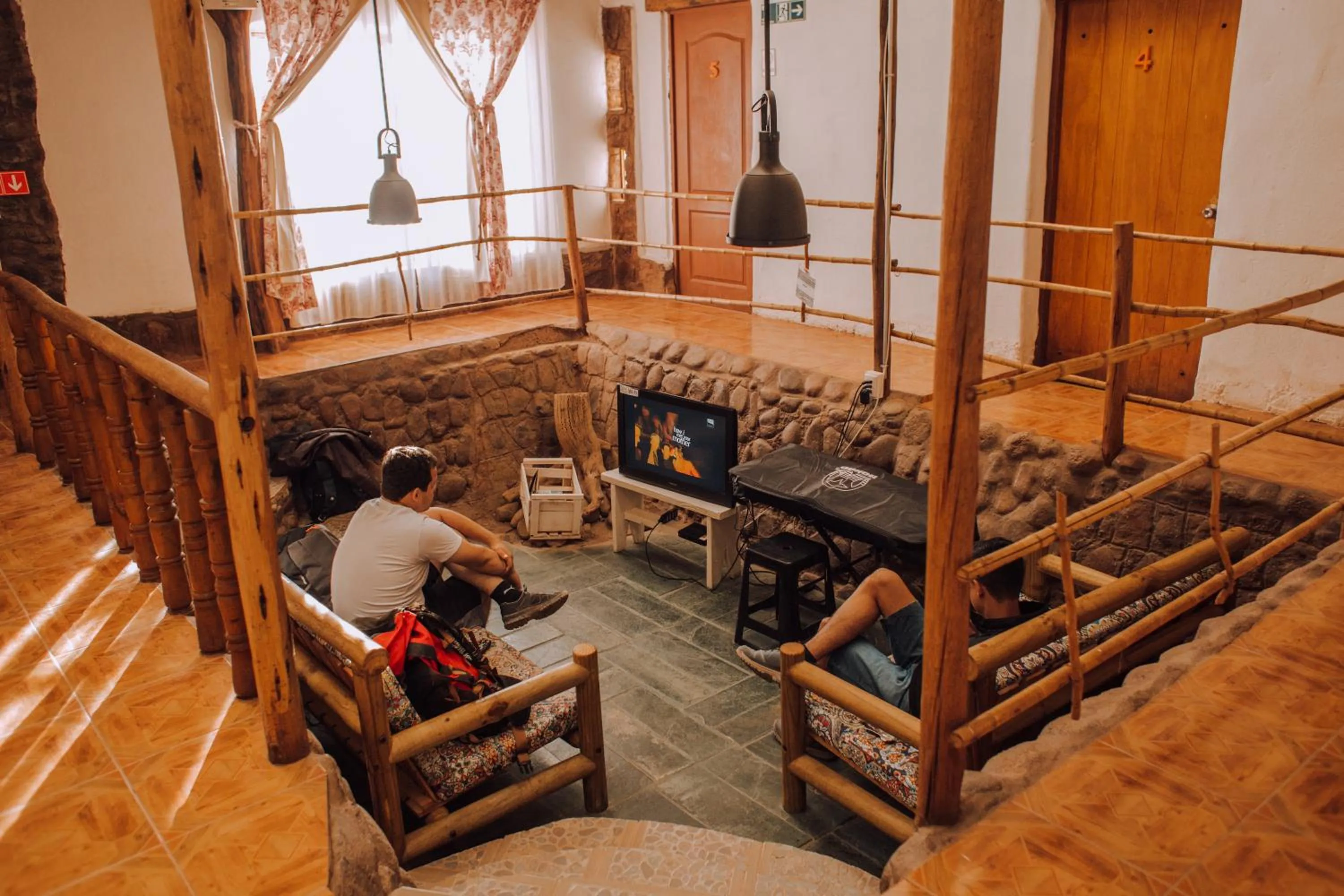 Communal lounge/ TV room in Rey Lagarto Hostel