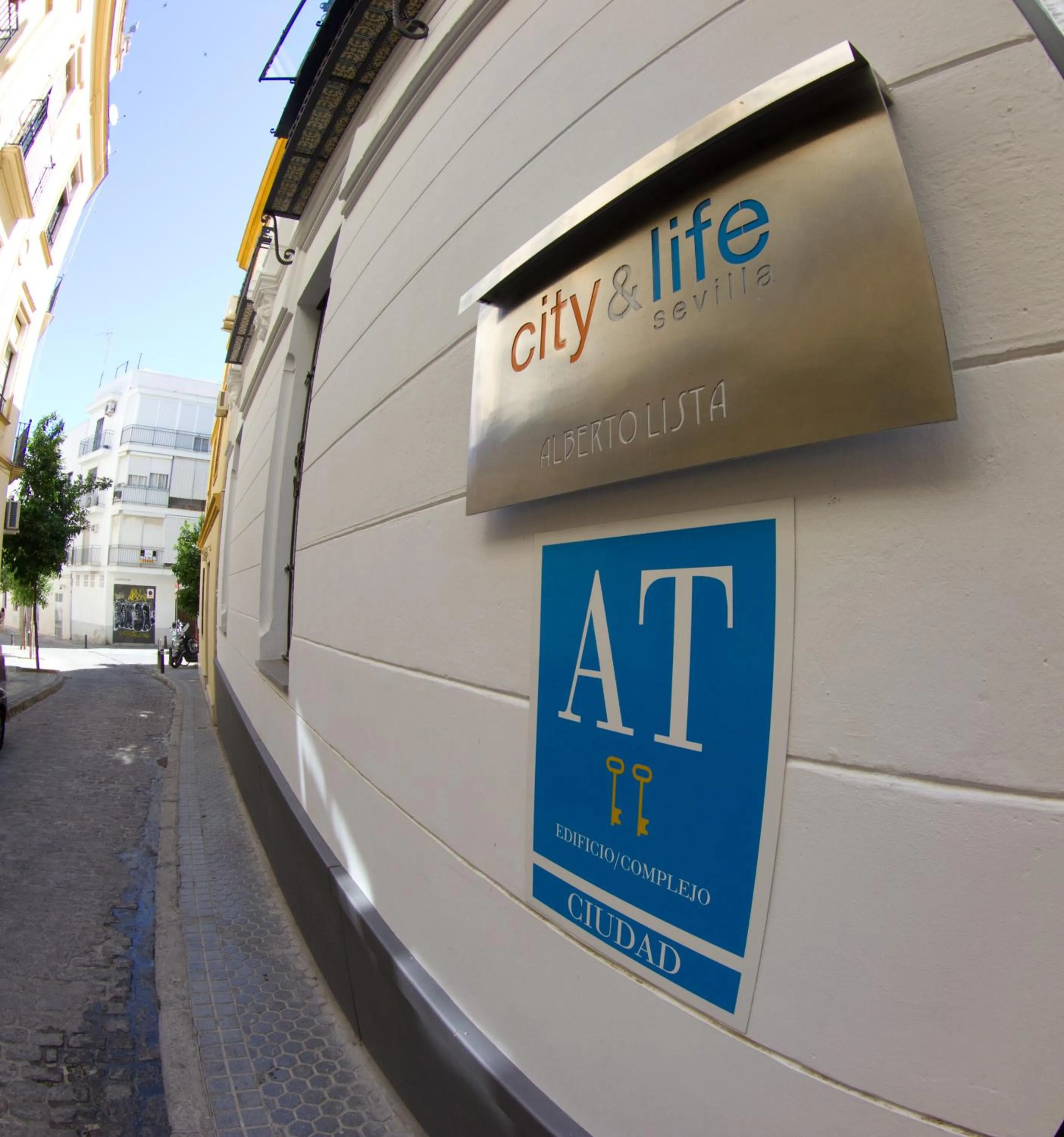 Facade/entrance in Life Apartments Alberto Lista