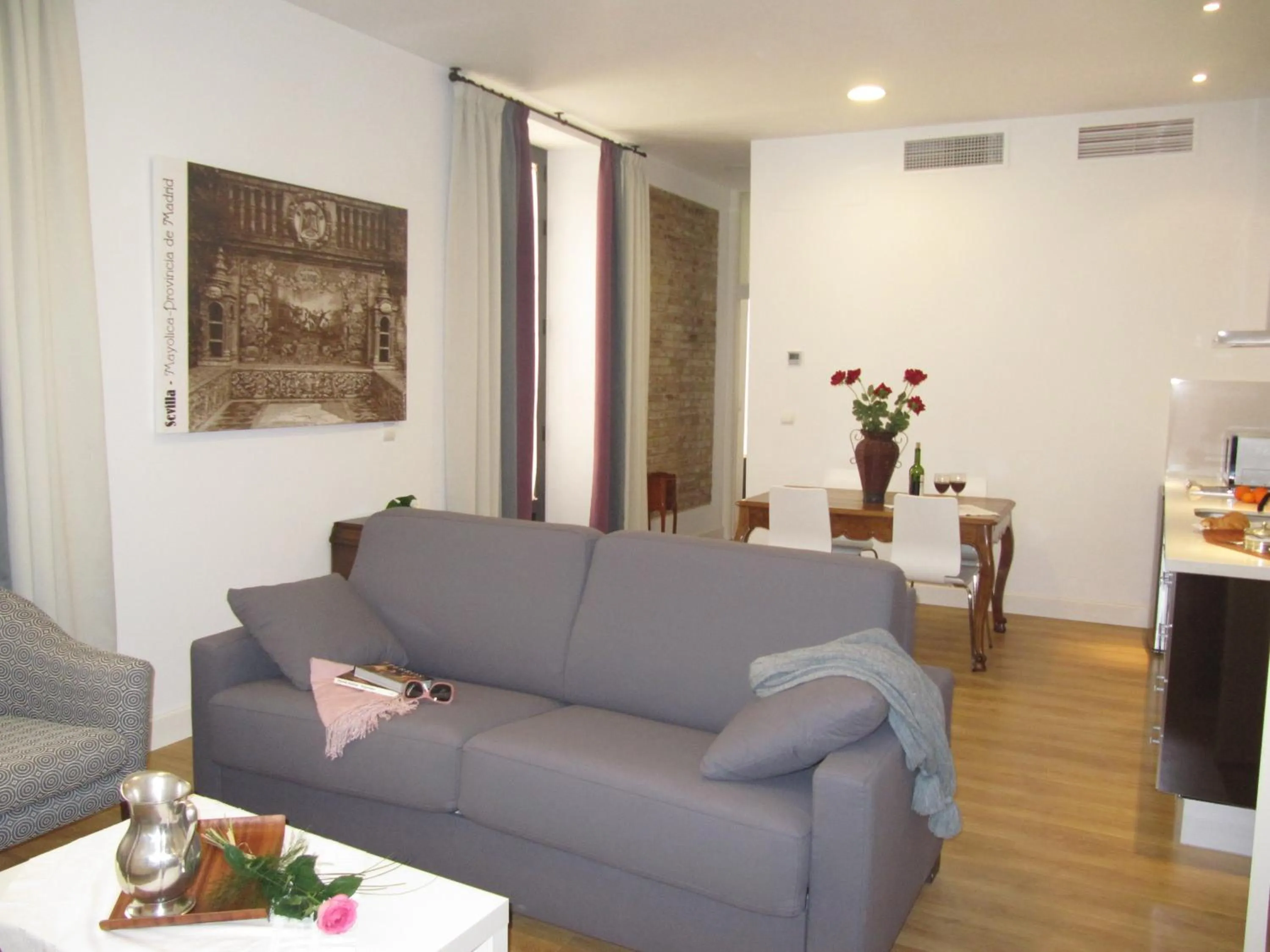 Seating area in Life Apartments Alberto Lista