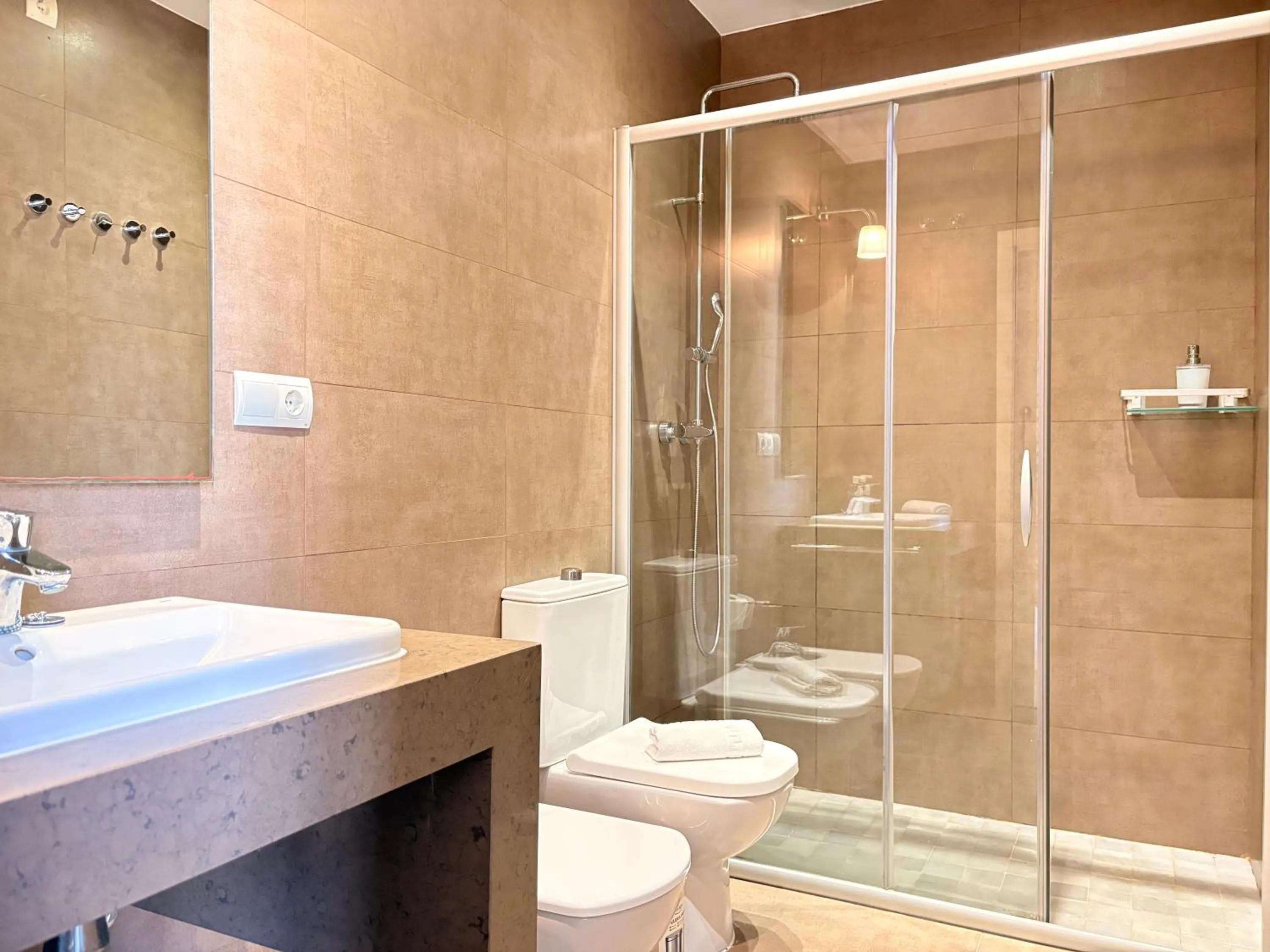 Shower in Life Apartments Alberto Lista