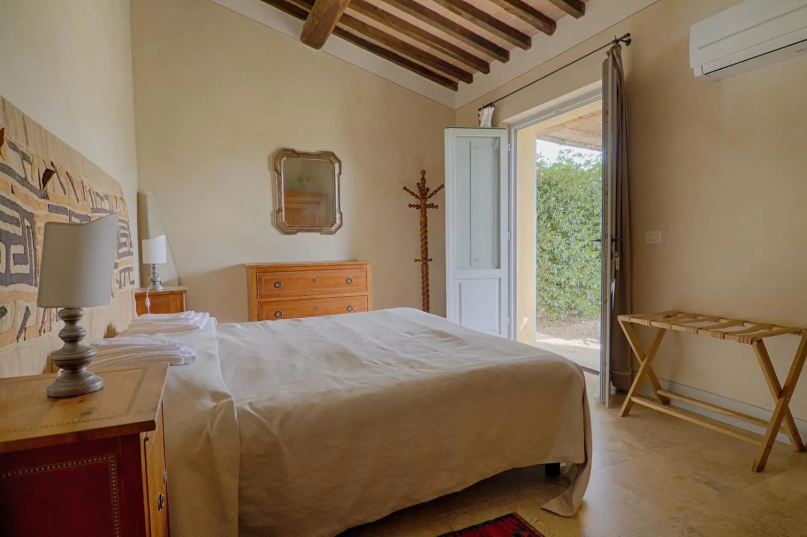 Bedroom, Bed in Rinidia Bio