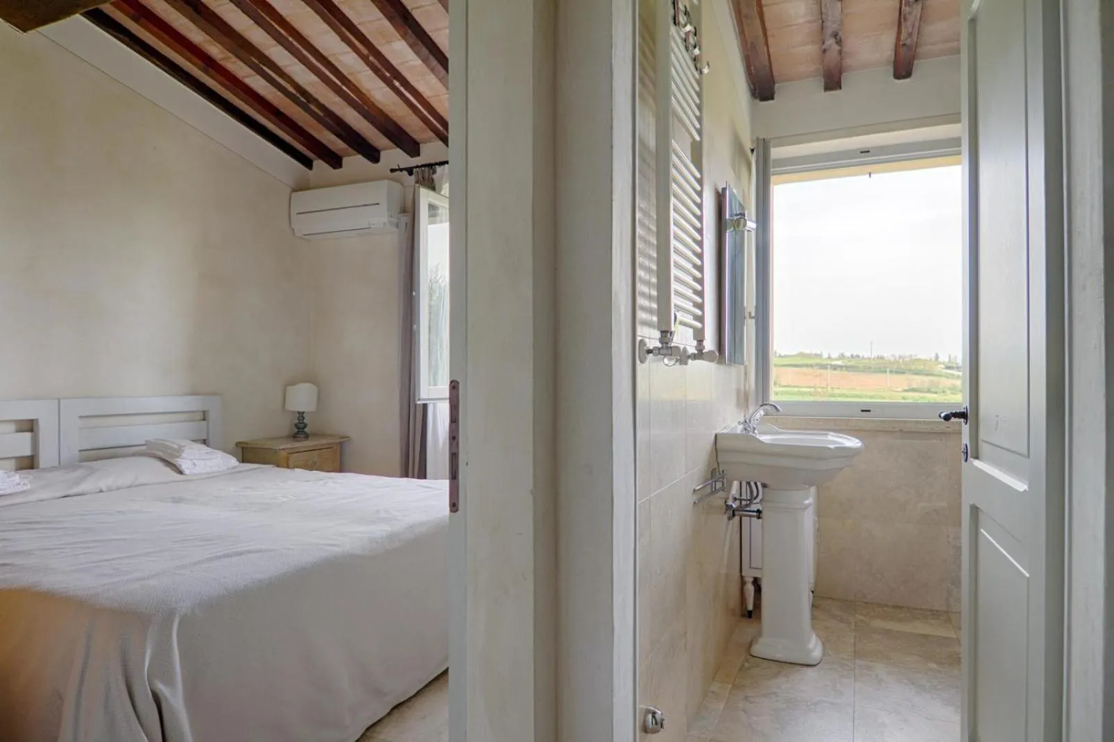 Bedroom, Bed in Rinidia Bio