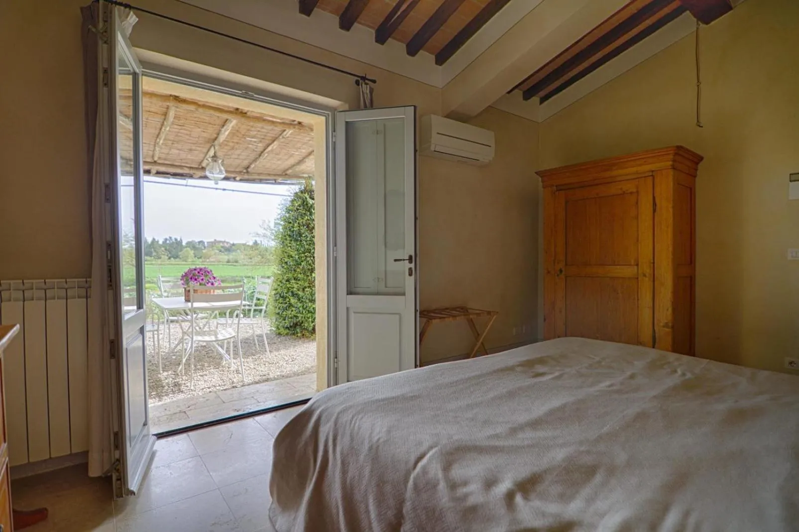 Bedroom, Bed in Rinidia Bio