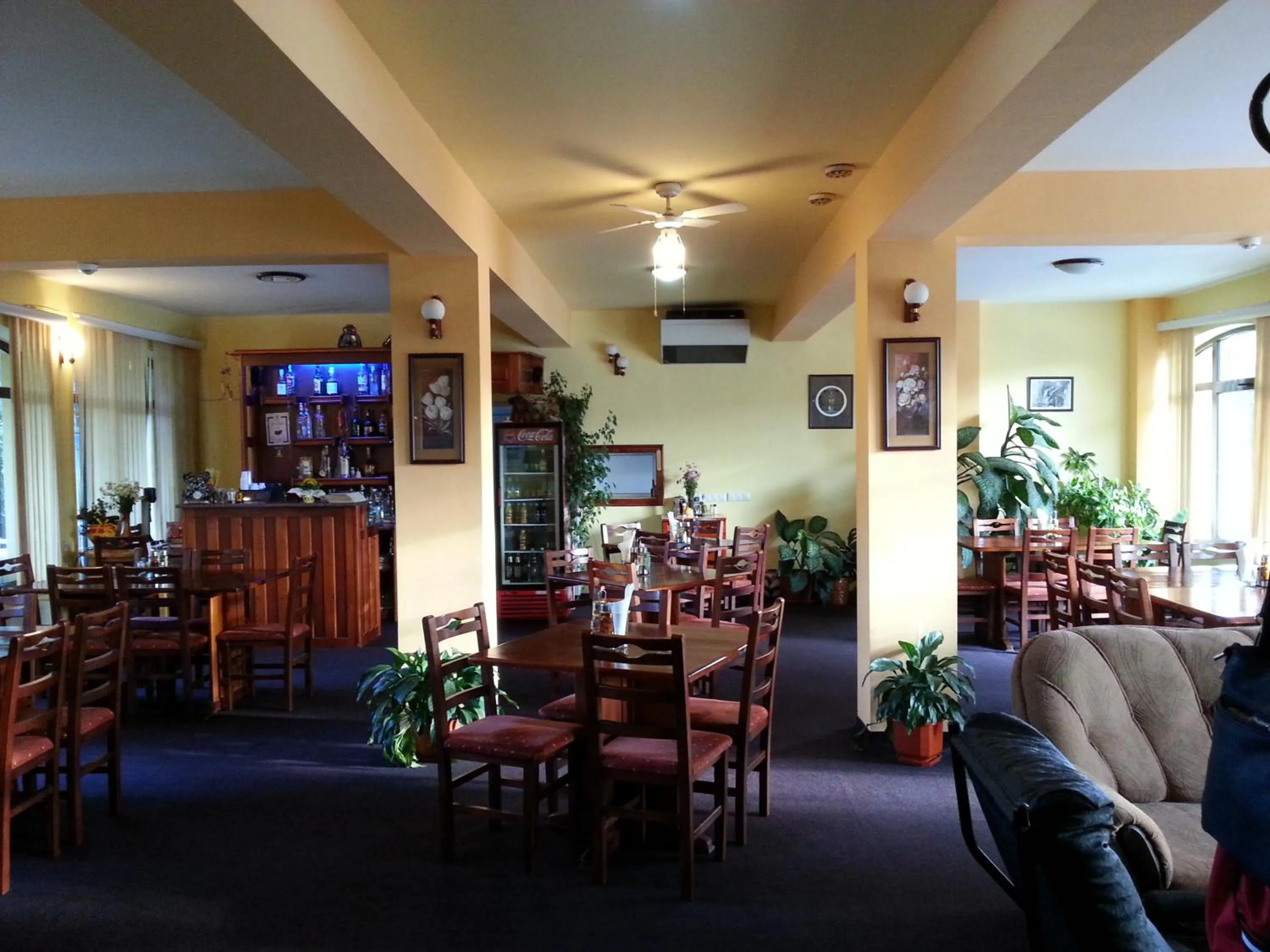 Restaurant/places to eat in Family Hotel Iv