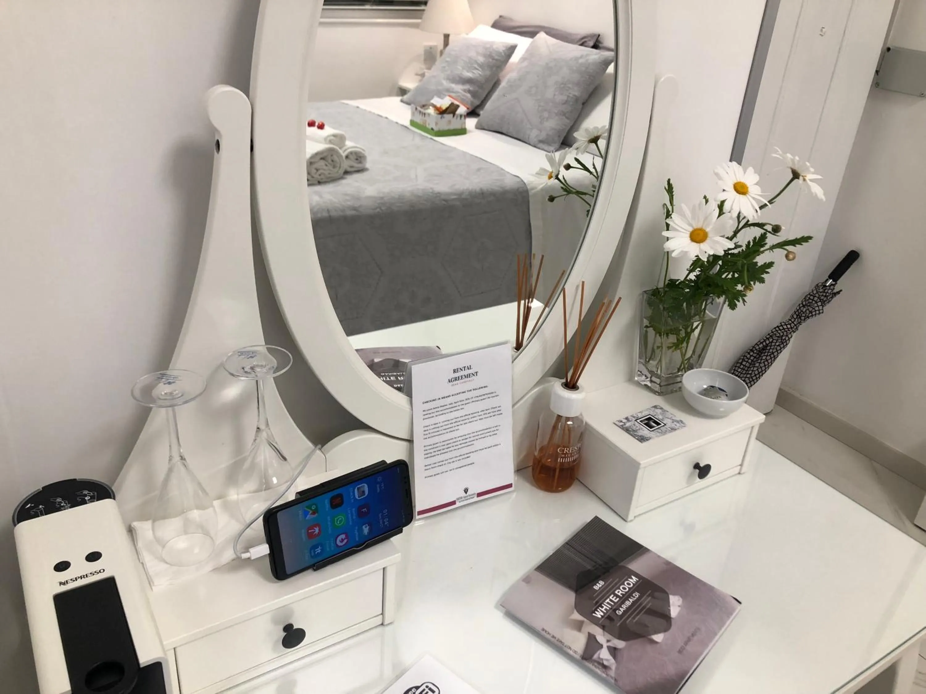 Coffee/tea facilities in White Room