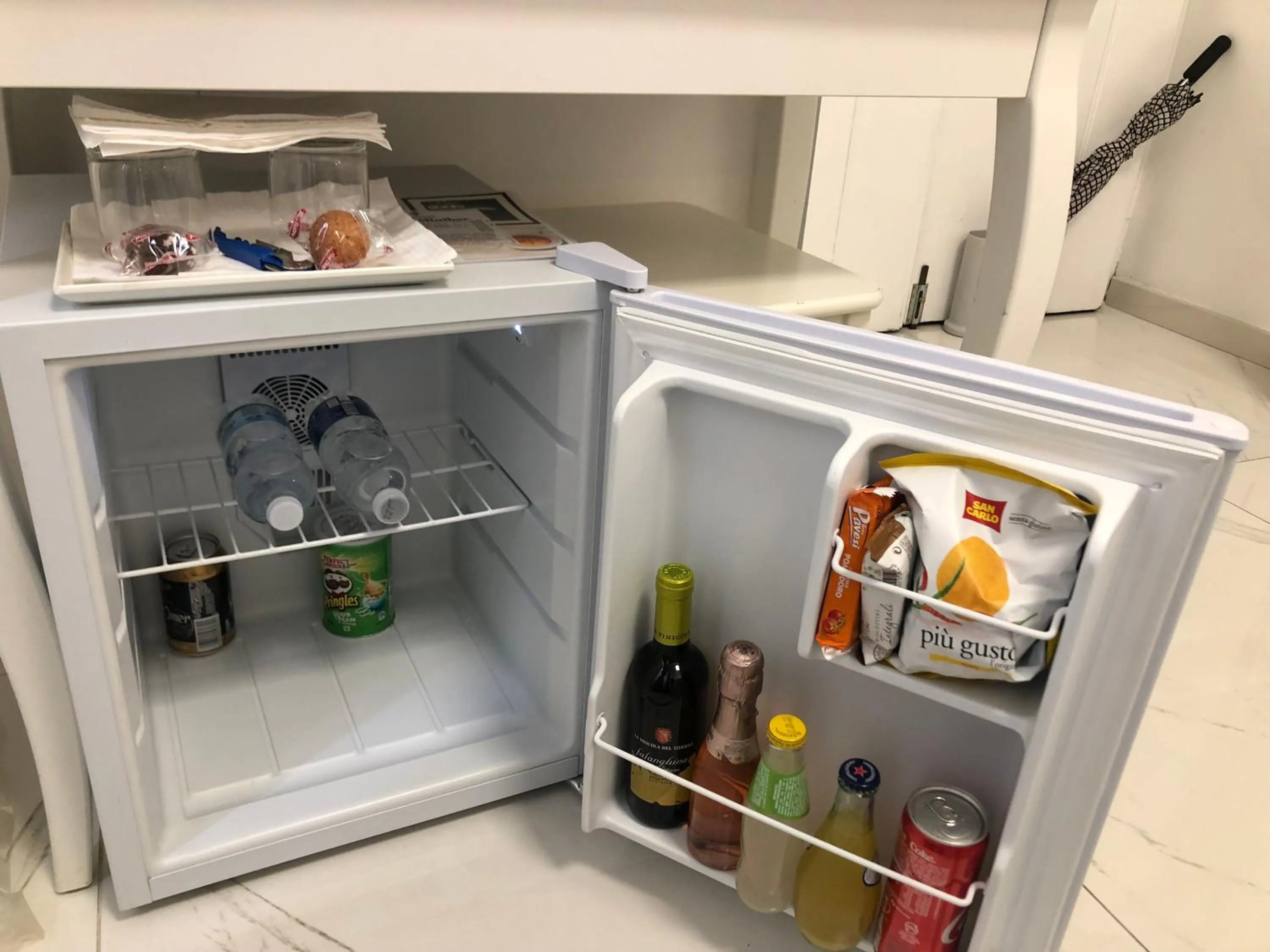 Food and drinks, Kitchen/Kitchenette in White Room