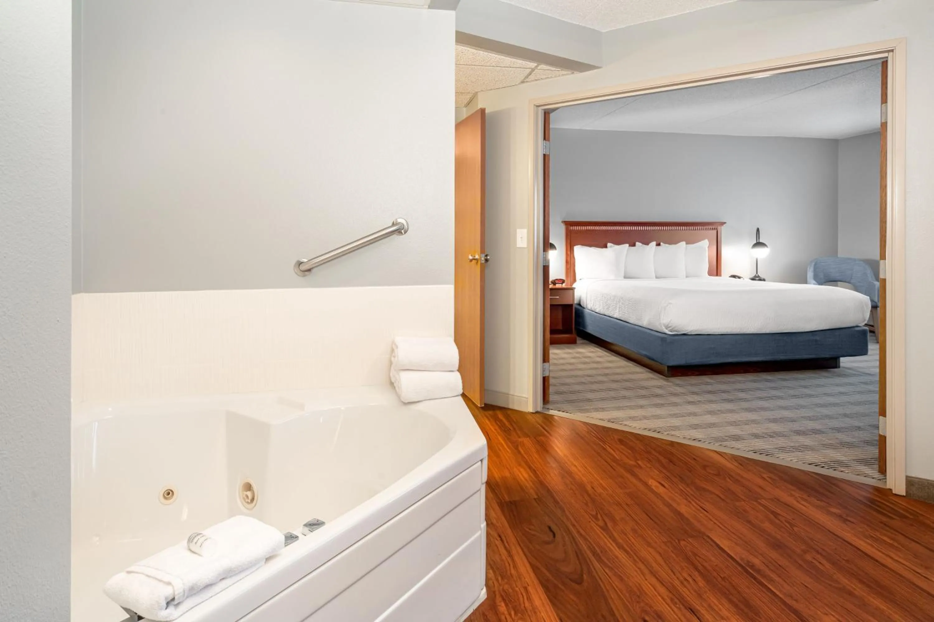 Hot Tub, Bed in AmericInn by Wyndham Valley City Conference Center