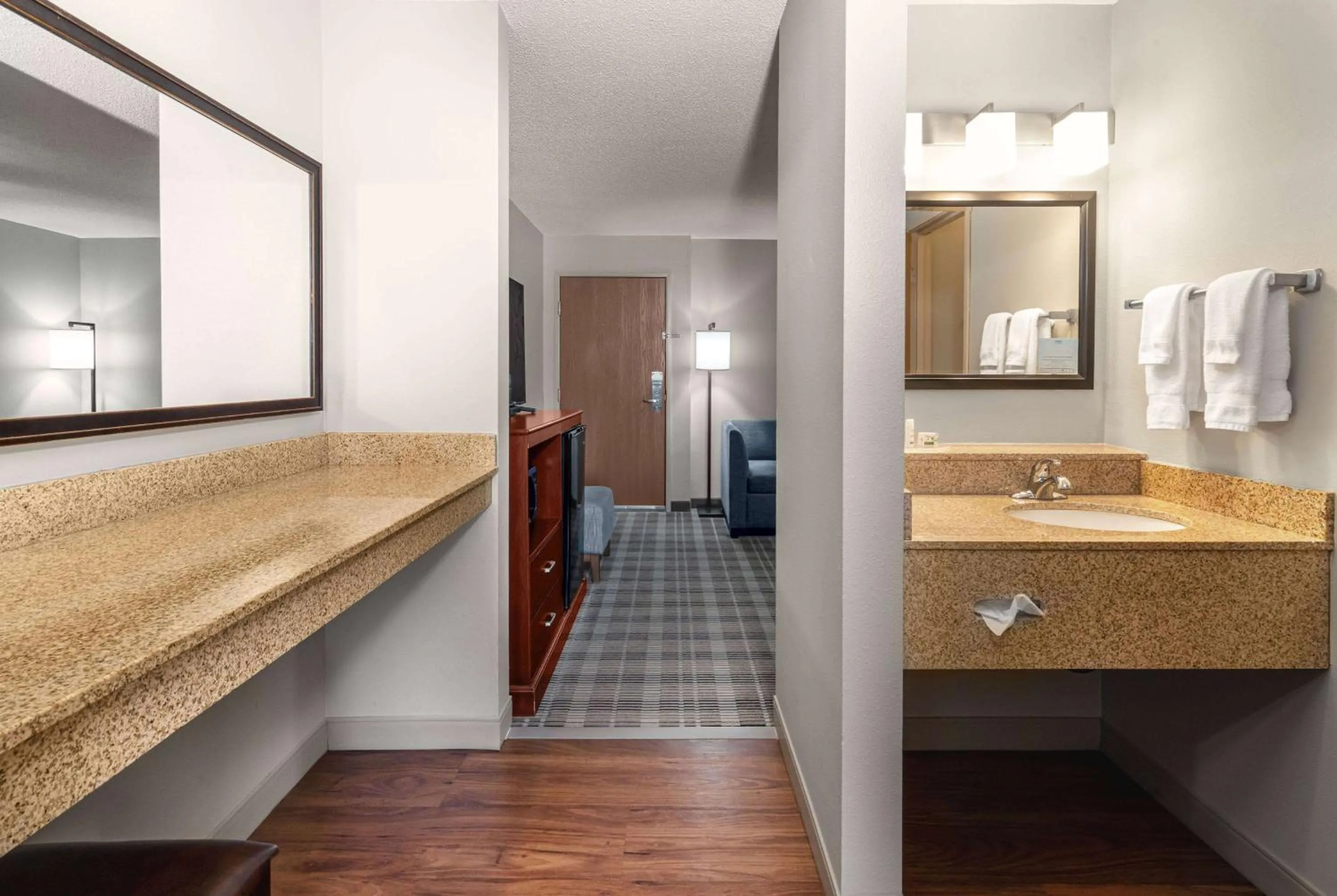 Bathroom, Bed in AmericInn by Wyndham Valley City Conference Center