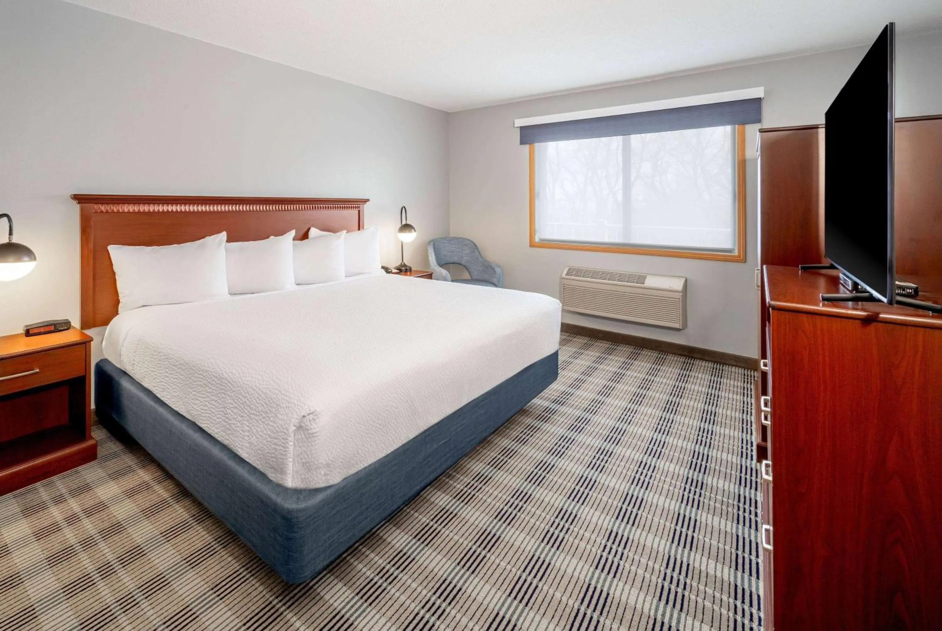 Photo of the whole room, Bed in AmericInn by Wyndham Valley City Conference Center
