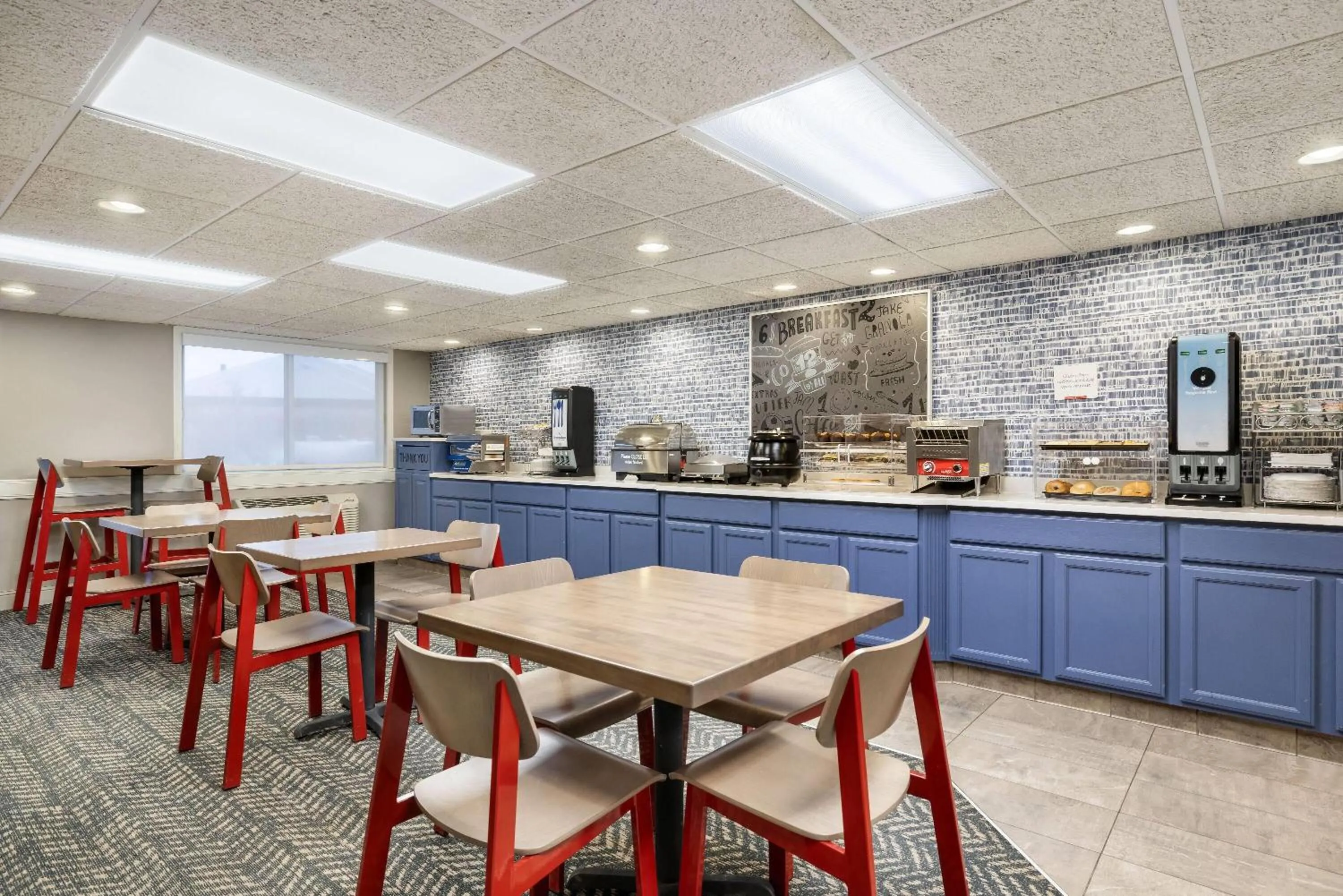 Restaurant/places to eat in AmericInn by Wyndham Valley City Conference Center