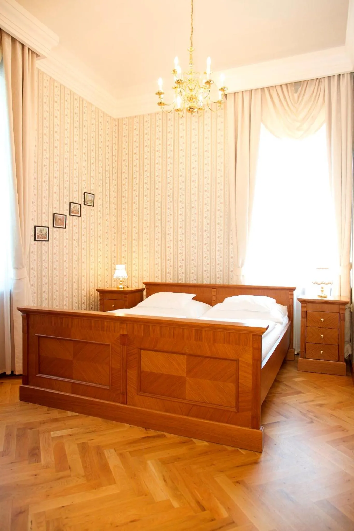 Toilet, Bed in Hotel Zámek Berchtold