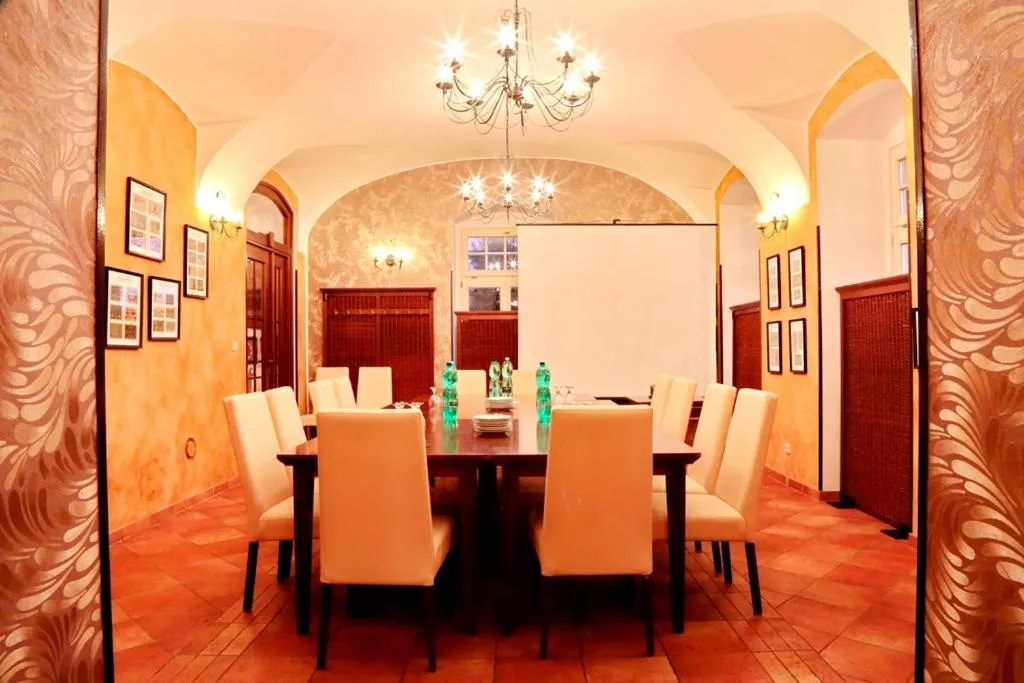 Restaurant/places to eat in Hotel Zámek Berchtold