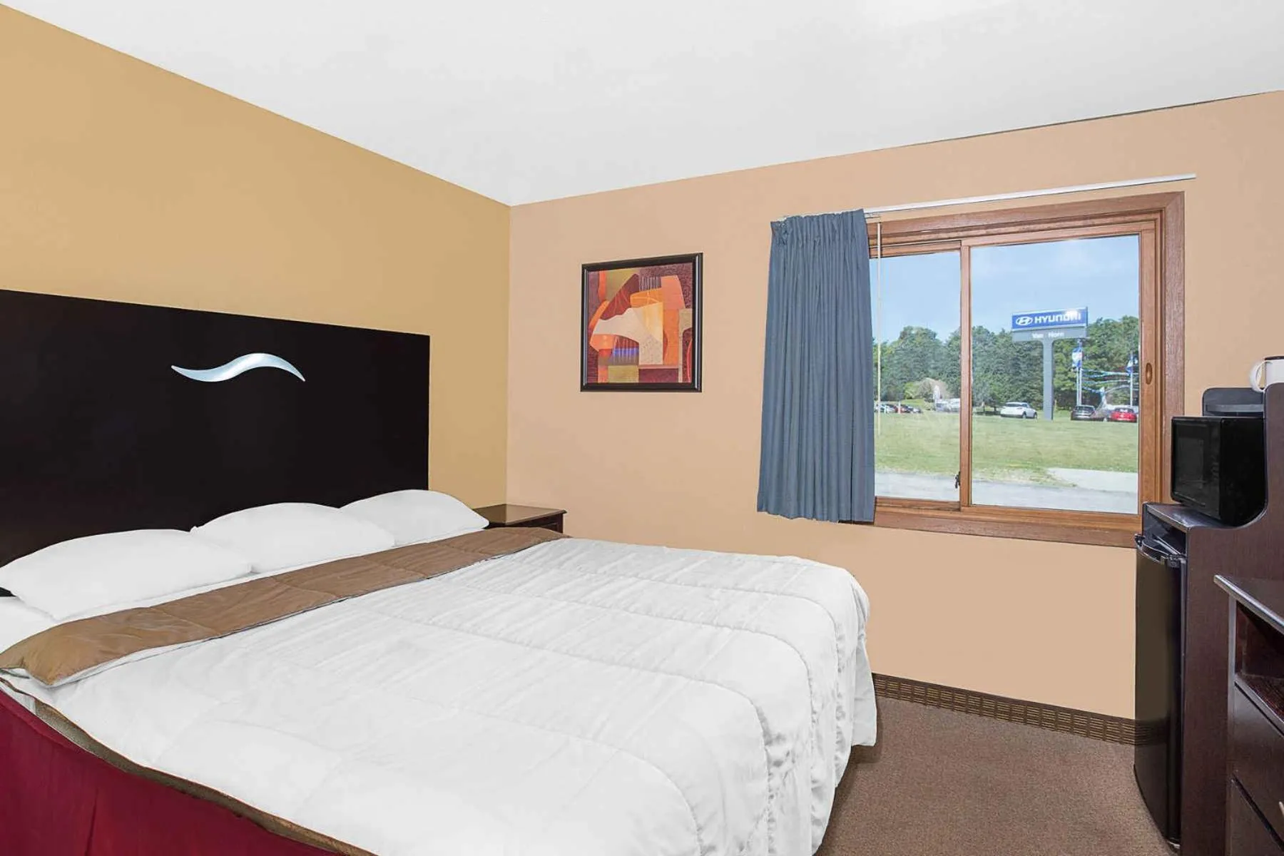 Bedroom, Bed in Super 8 by Wyndham Sheboygan WI