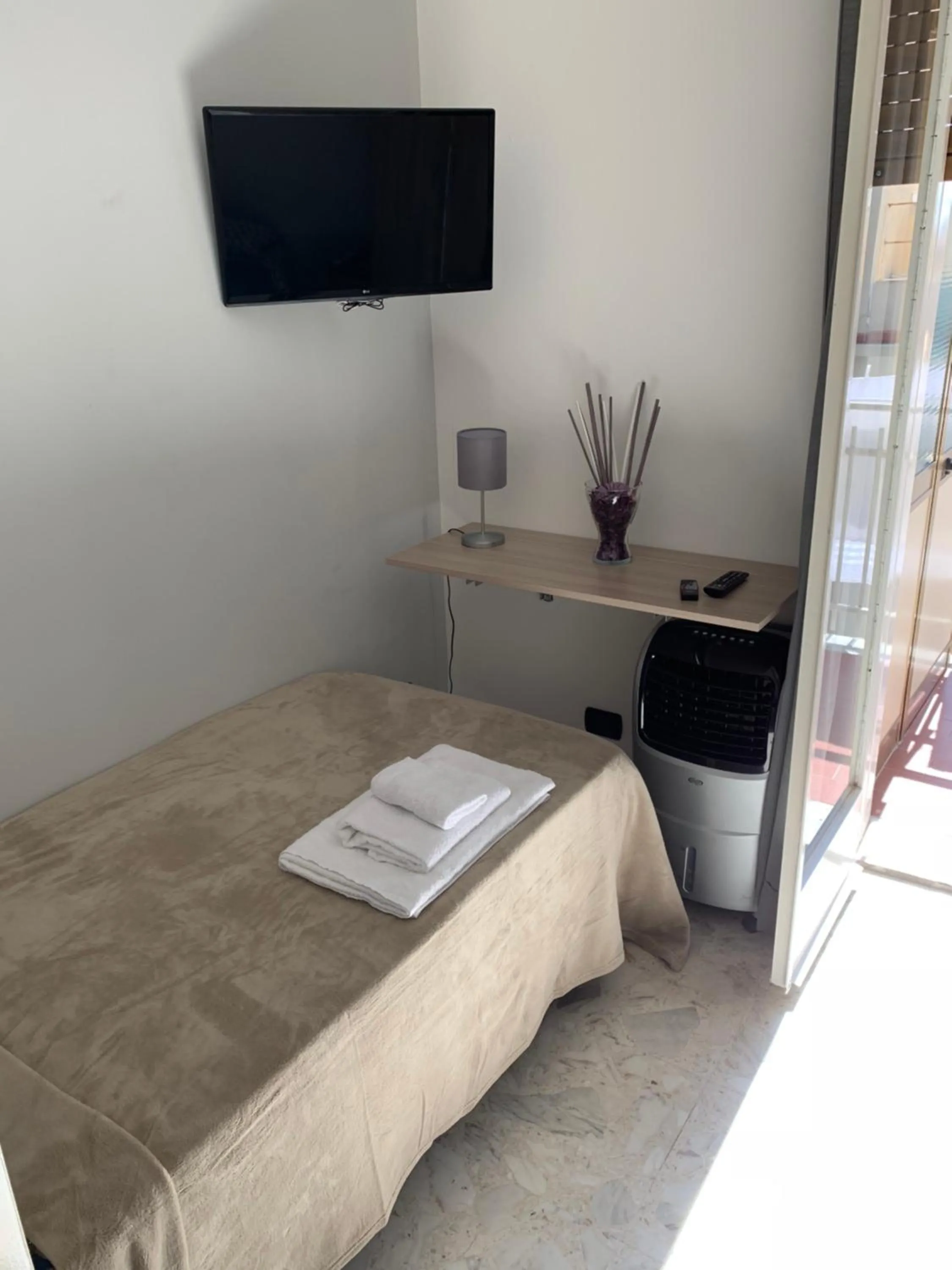 Photo of the whole room, Bed in Harmony Rooms