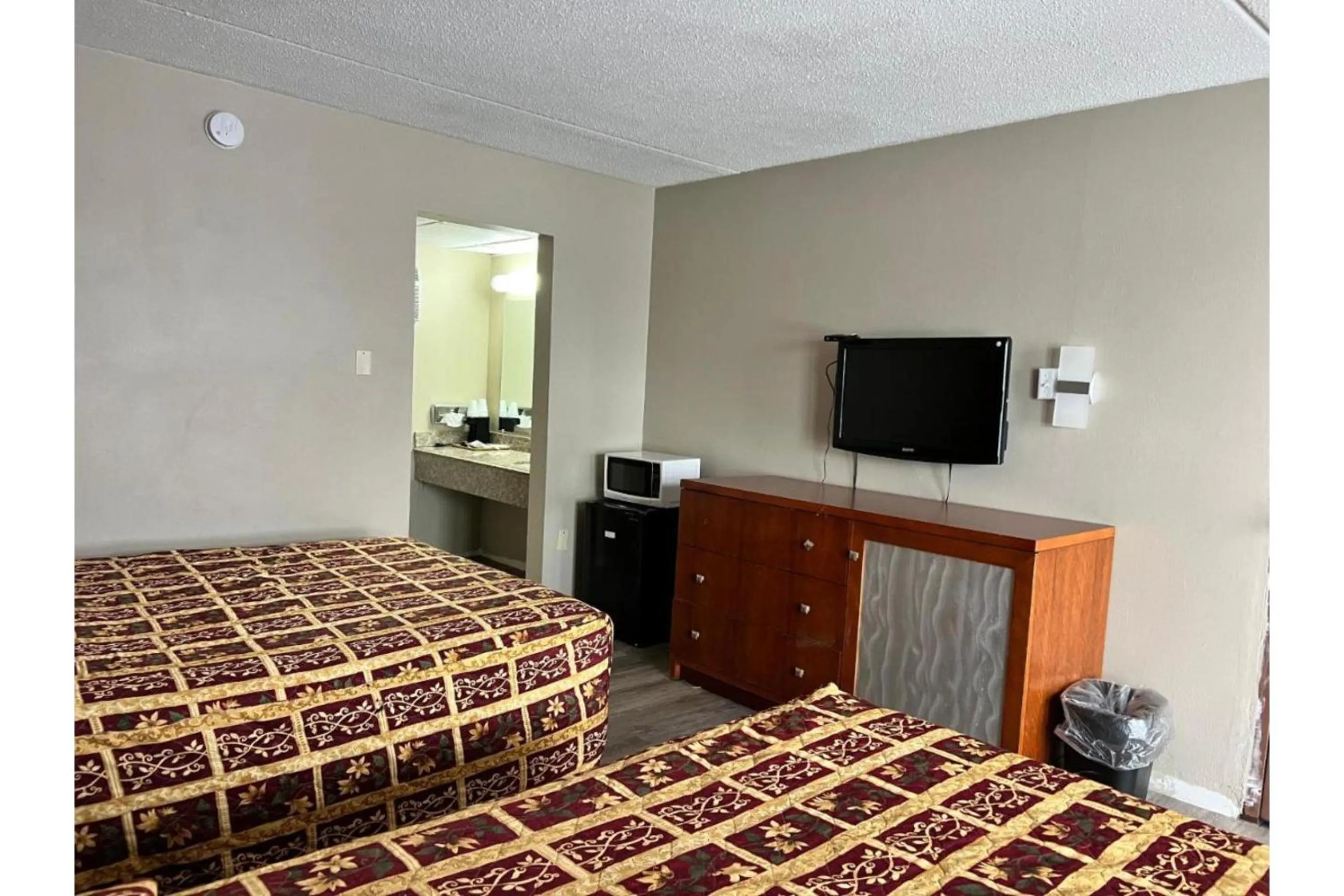 Bedroom, Bed in Devils Lake Inn By OYO Near Devils Lake Regional Airport