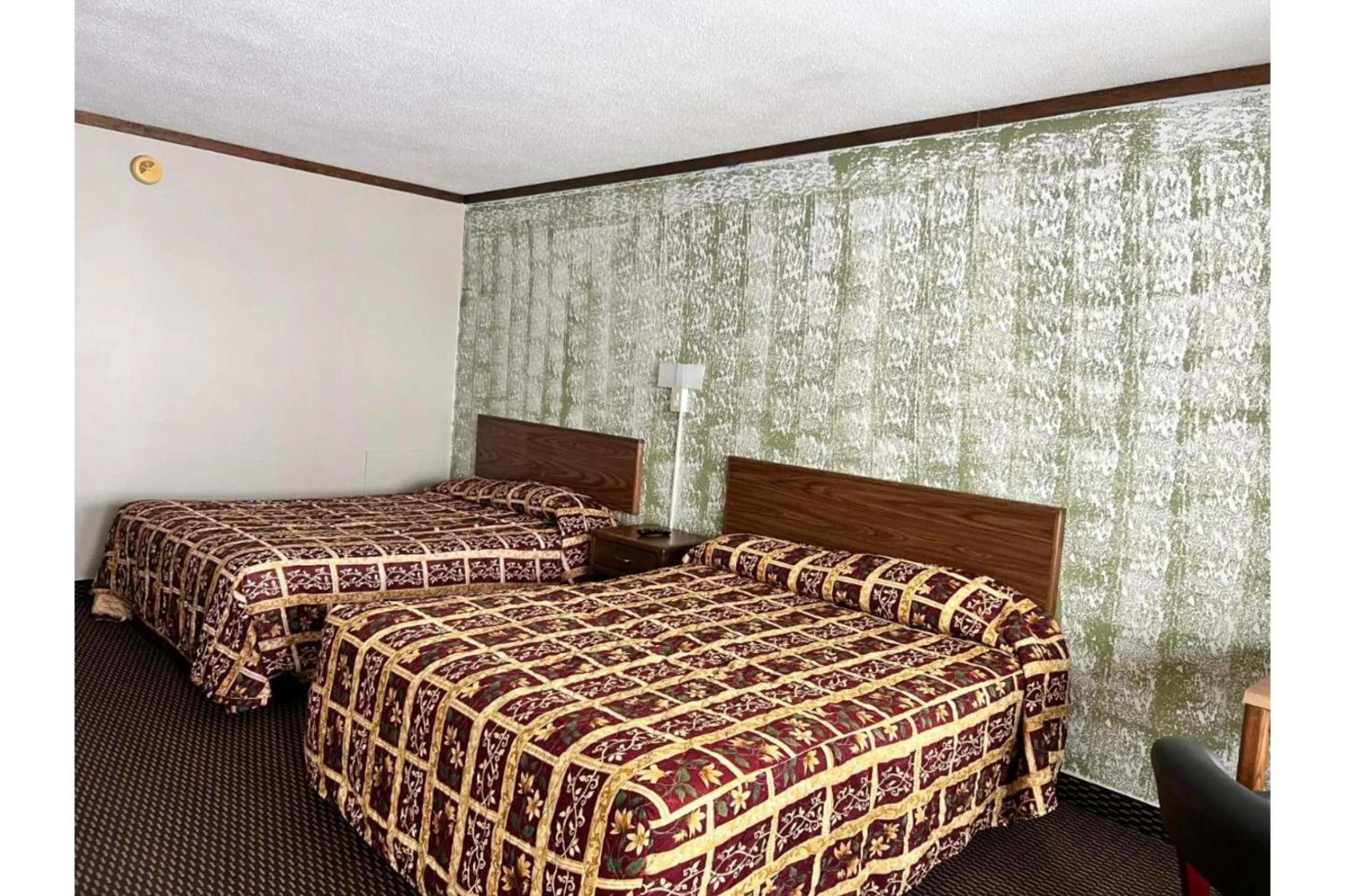 Bedroom, Bed in Devils Lake Inn By OYO Near Devils Lake Regional Airport