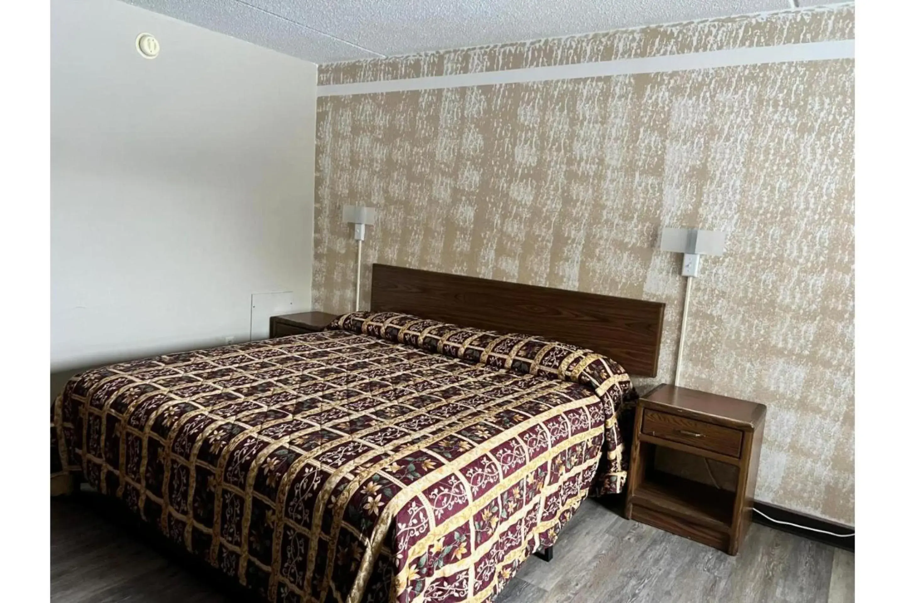 Bedroom, Bed in Devils Lake Inn By OYO Near Devils Lake Regional Airport Bedroom, Bed in Devils Lake Inn By OYO Near Devils Lake Regional Airport