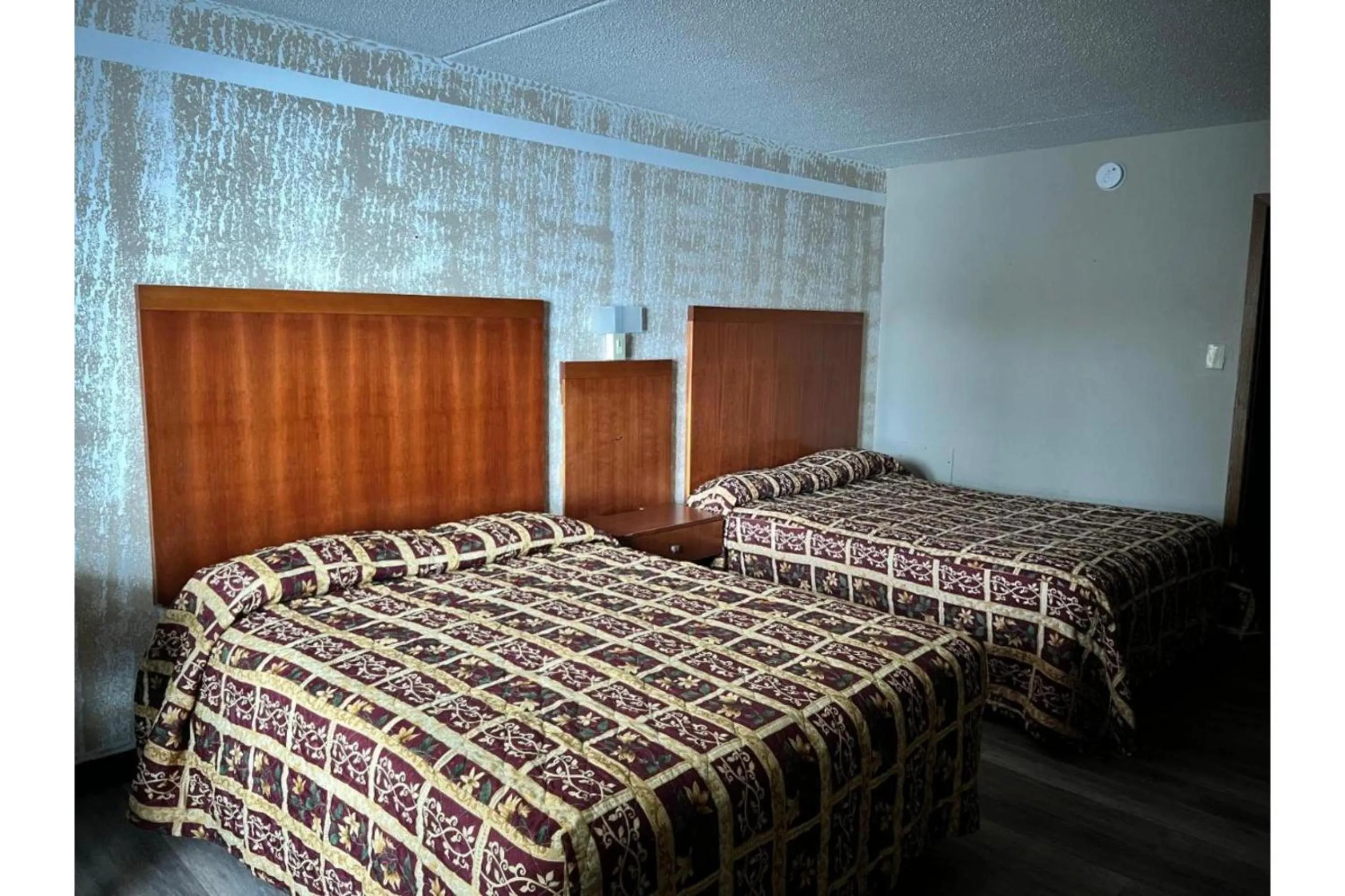 Bedroom, Bed in Devils Lake Inn By OYO Near Devils Lake Regional Airport