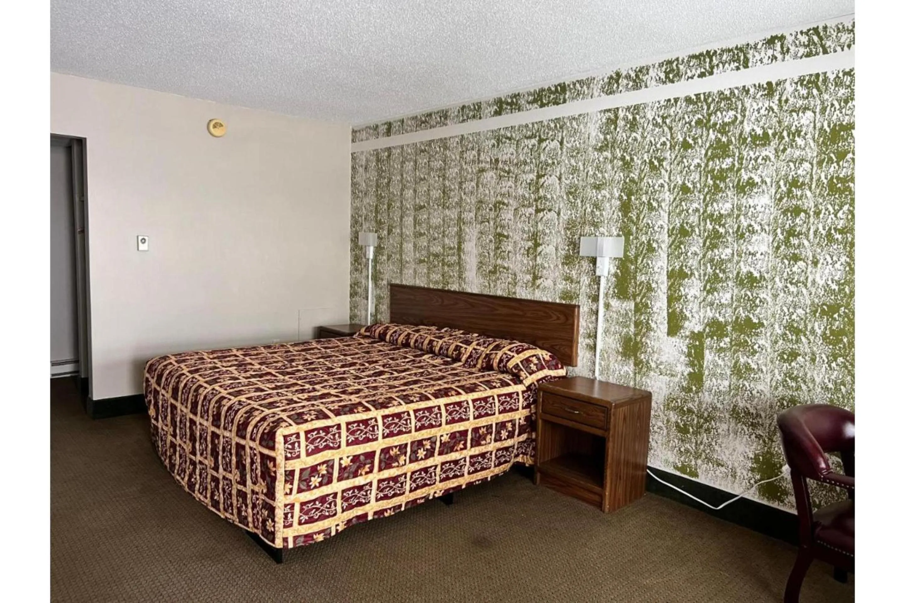 Bedroom, Bed in Devils Lake Inn By OYO Near Devils Lake Regional Airport