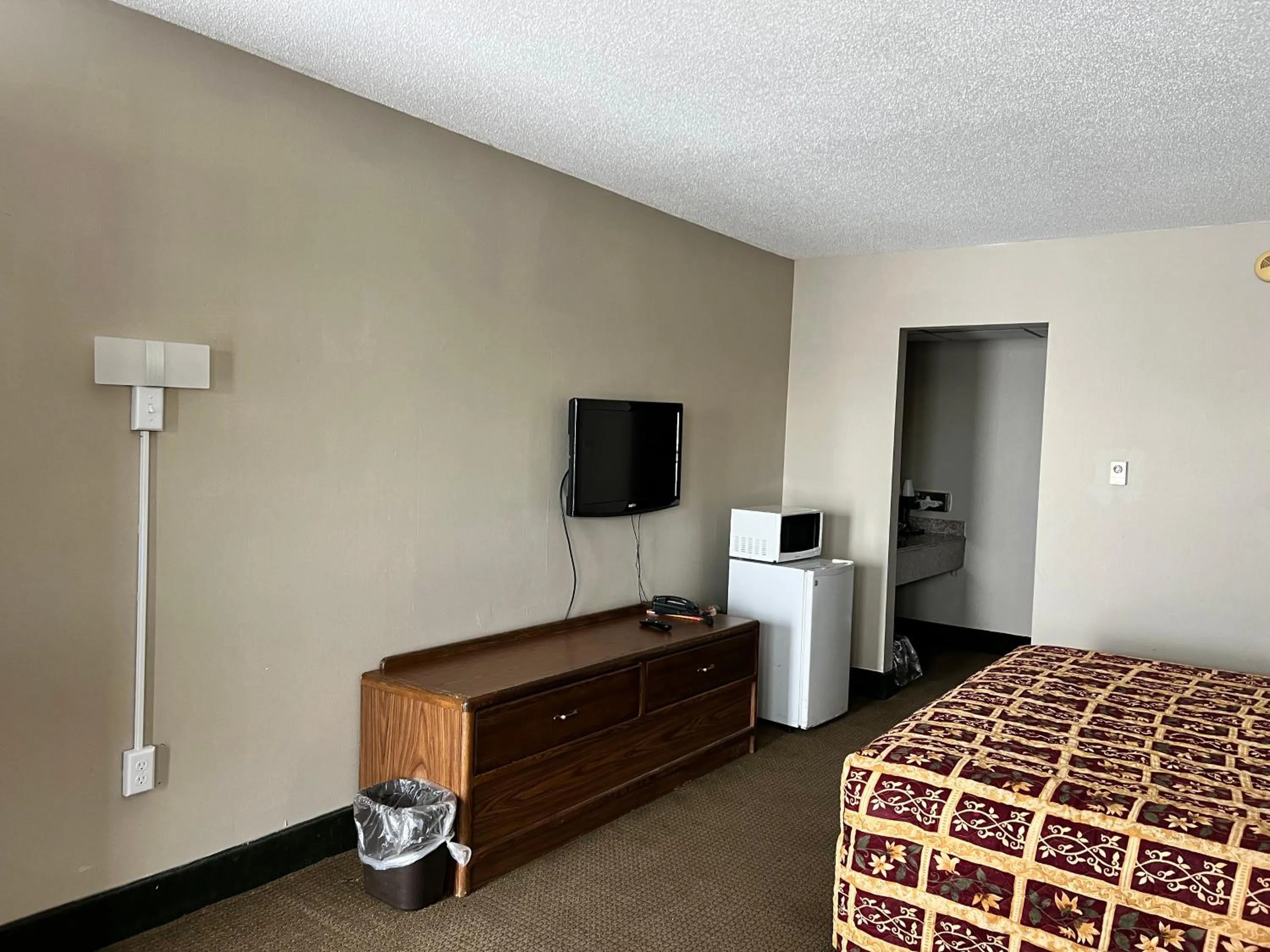 TV and multimedia, Bed in Devils Lake Inn By OYO Near Devils Lake Regional Airport