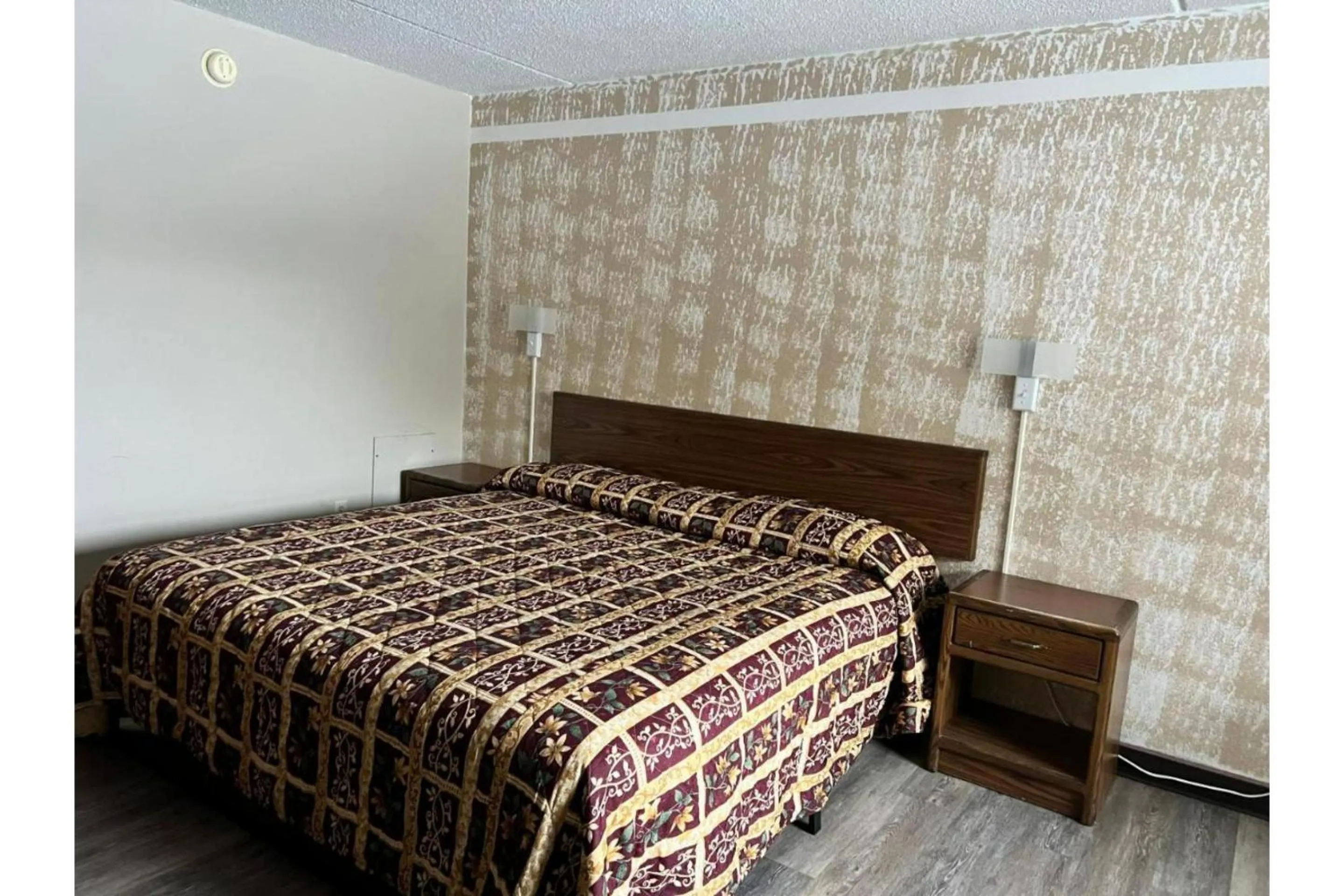 Bedroom, Bed in Devils Lake Inn By OYO Near Devils Lake Regional Airport