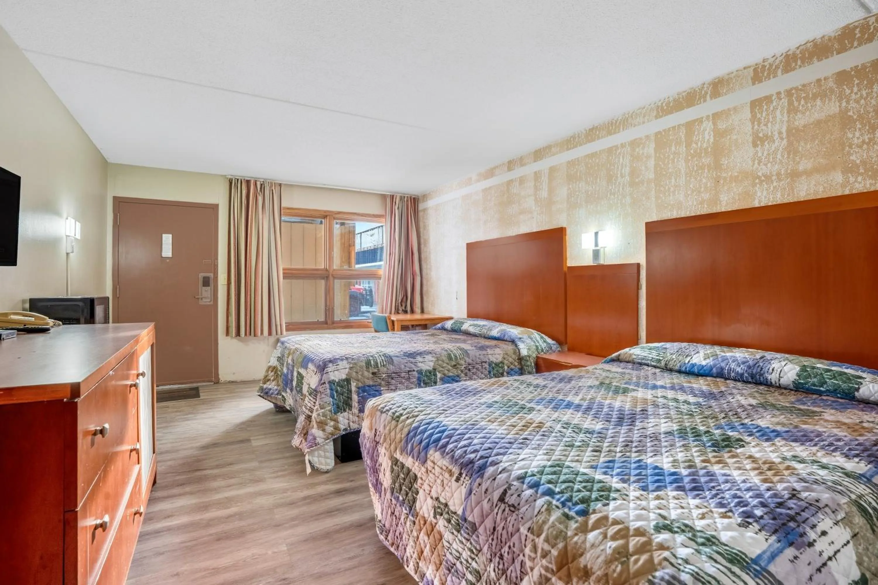 Bedroom, Bed in Devils Lake Inn By OYO Near Devils Lake Regional Airport