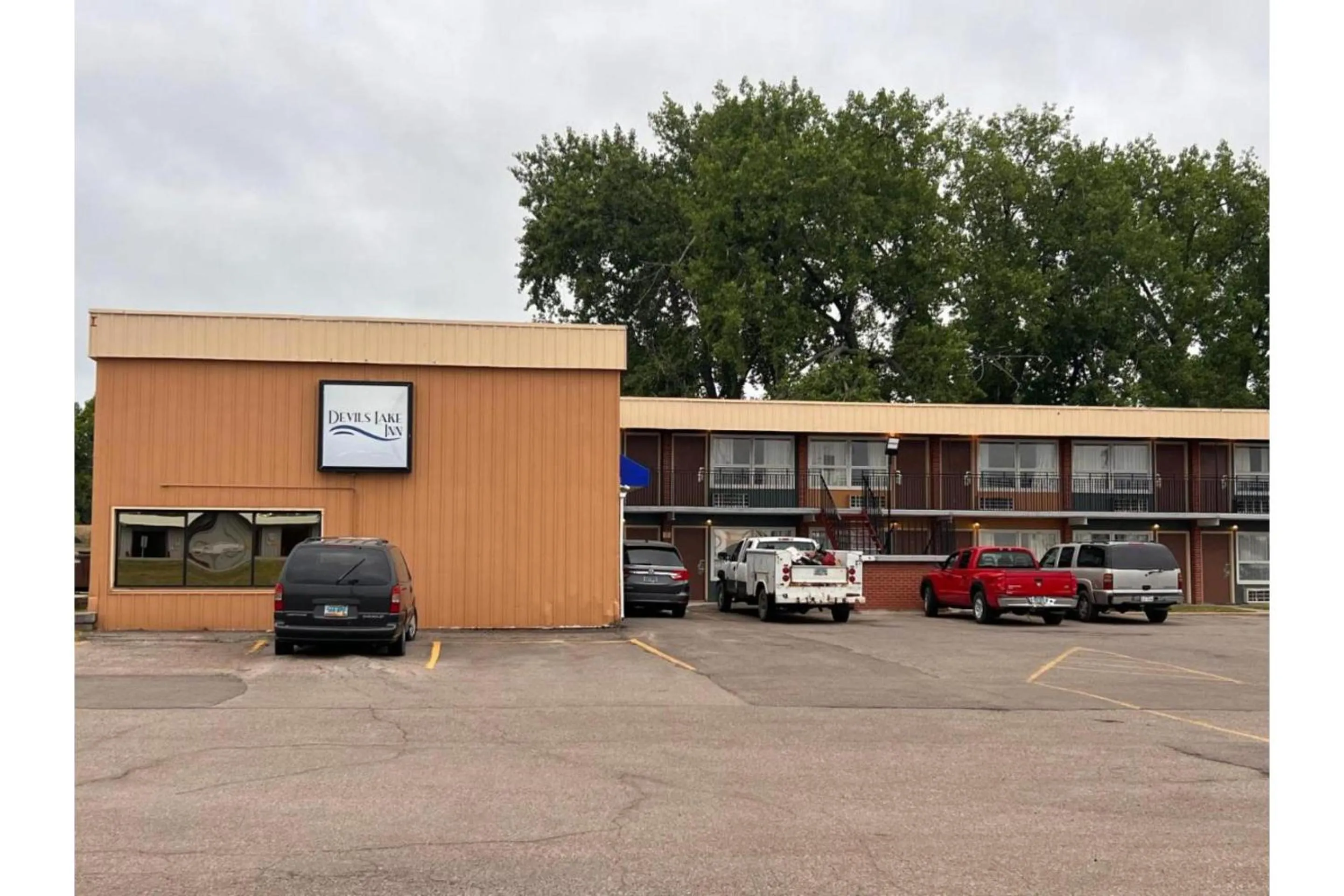 Property building in Devils Lake Inn By OYO Near Devils Lake Regional Airport