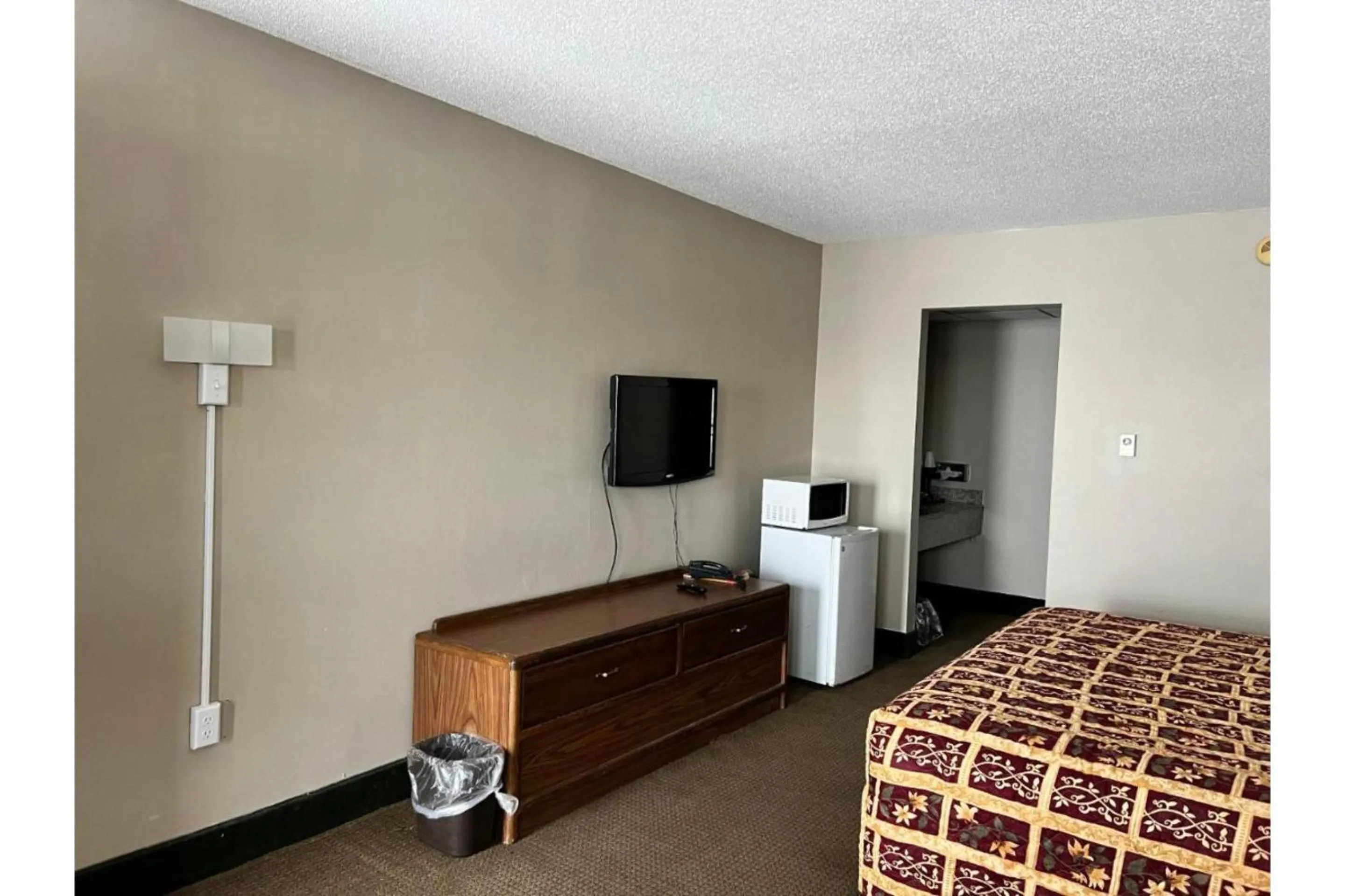 Bedroom, Bed in Devils Lake Inn By OYO Near Devils Lake Regional Airport