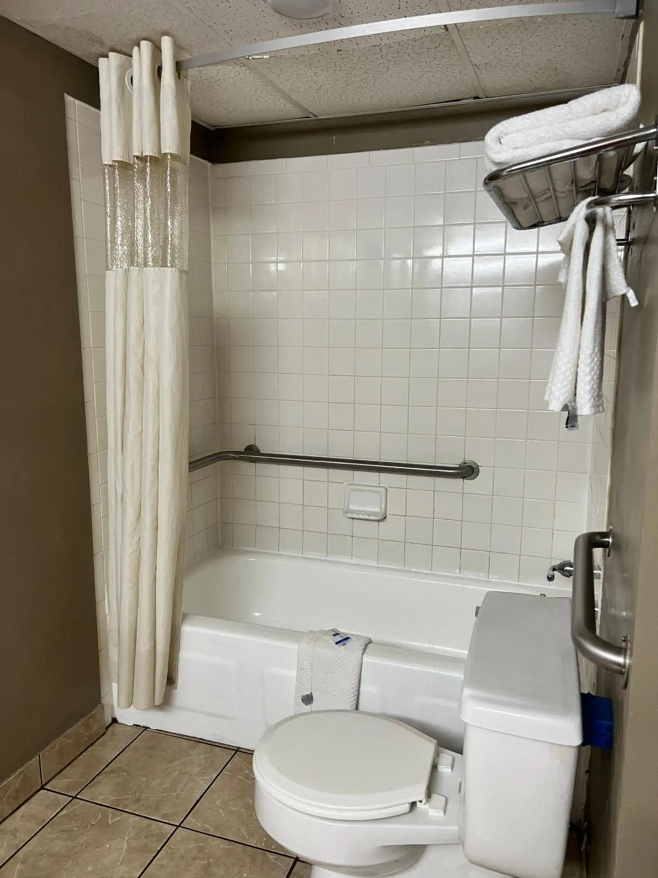 Bathroom in Devils Lake Inn By OYO Near Devils Lake Regional Airport Bathroom in Devils Lake Inn By OYO Near Devils Lake Regional Airport
