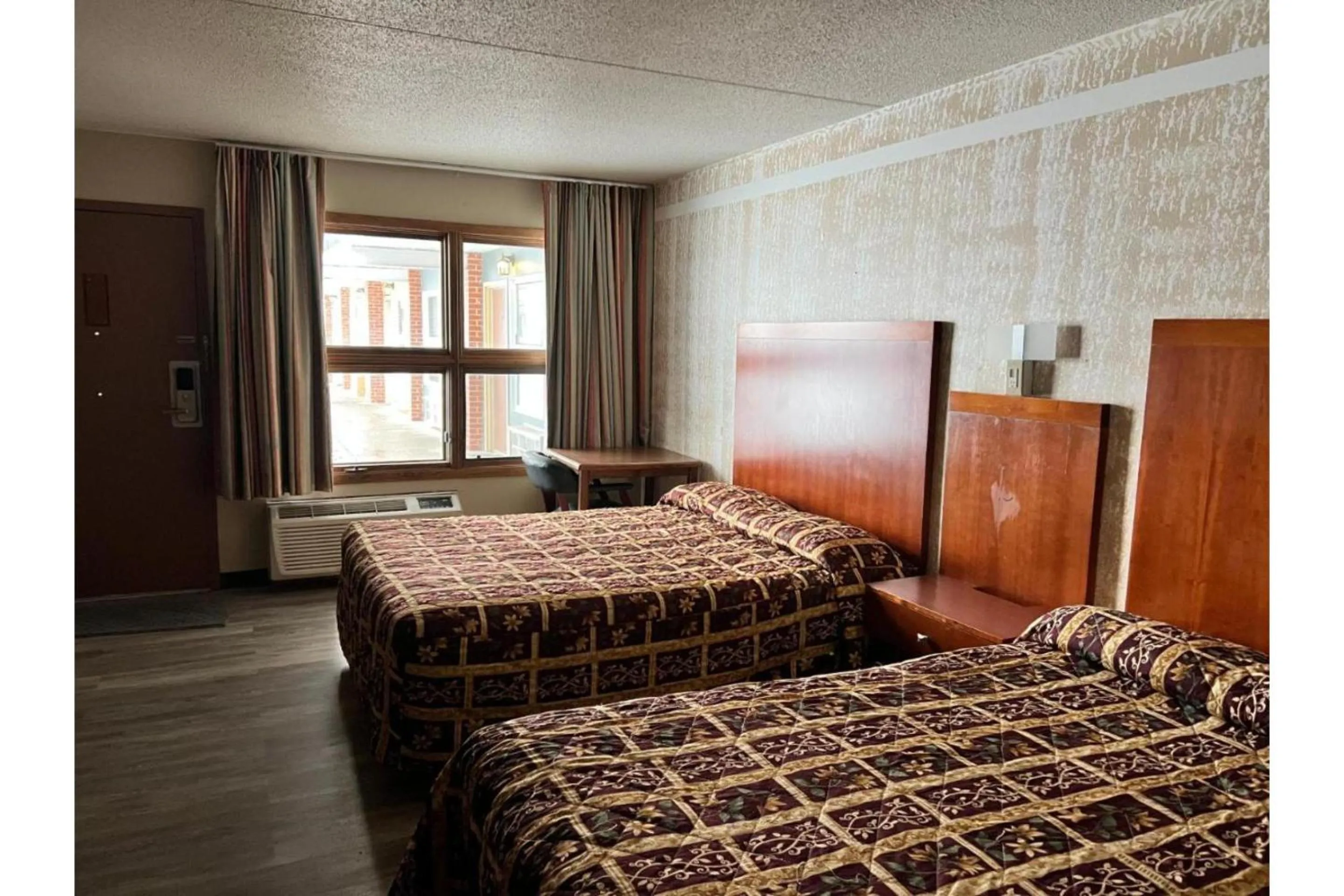 Bedroom, Bed in Devils Lake Inn By OYO Near Devils Lake Regional Airport