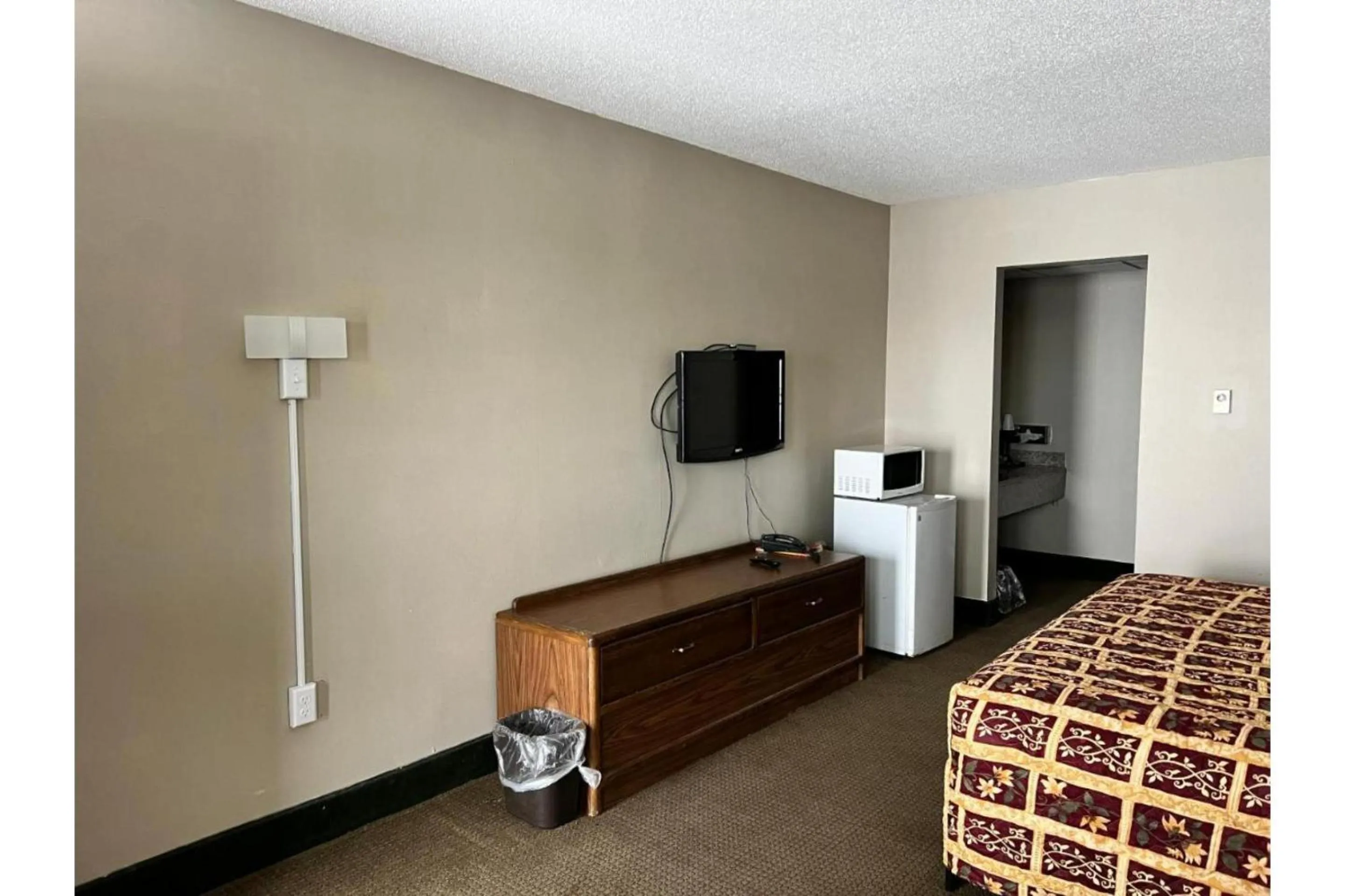 Bedroom, Bed in Devils Lake Inn By OYO Near Devils Lake Regional Airport