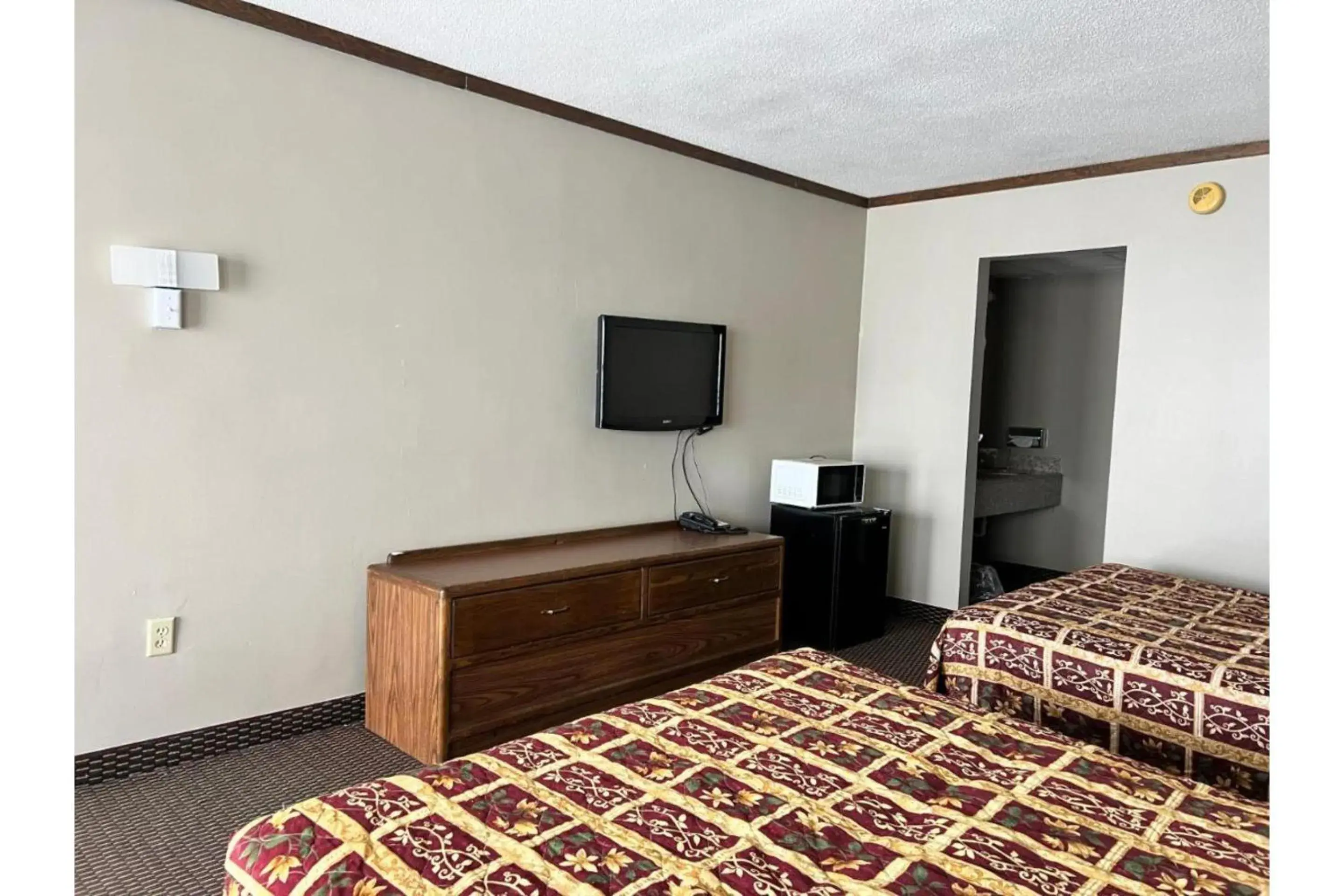 Bedroom, Bed in Devils Lake Inn By OYO Near Devils Lake Regional Airport Bedroom, Bed in Devils Lake Inn By OYO Near Devils Lake Regional Airport