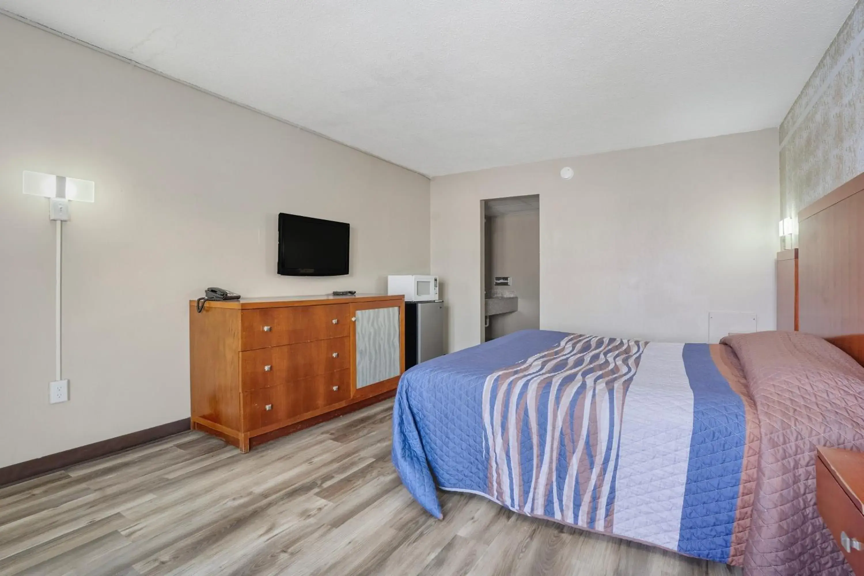 Bedroom, Bed in Devils Lake Inn By OYO Near Devils Lake Regional Airport Bedroom, Bed in Devils Lake Inn By OYO Near Devils Lake Regional Airport