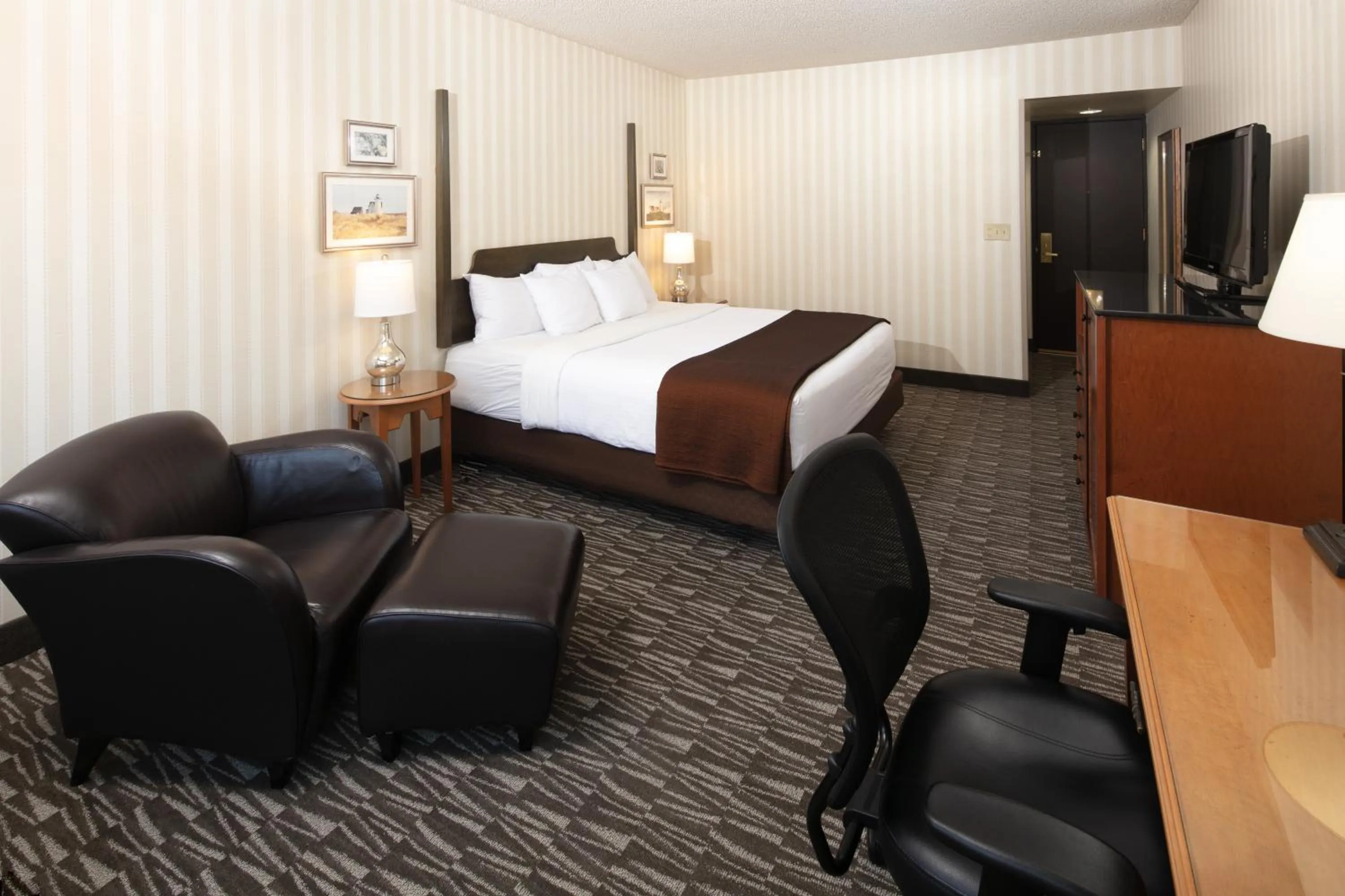 Photo of the whole room, Bed in Red Lion Hotel Bellevue