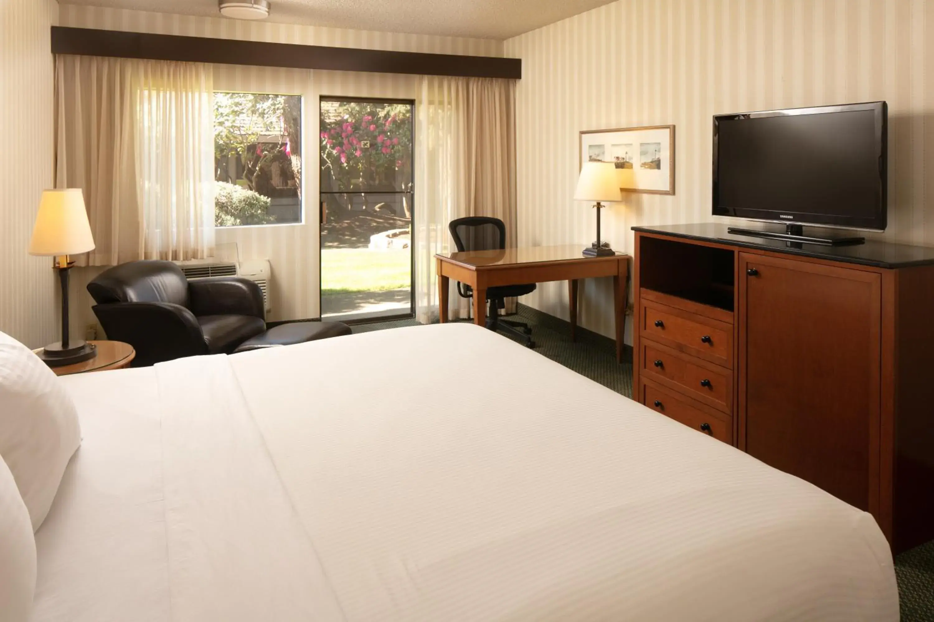 Photo of the whole room, Bed in Red Lion Hotel Bellevue Photo of the whole room, Bed in Red Lion Hotel Bellevue