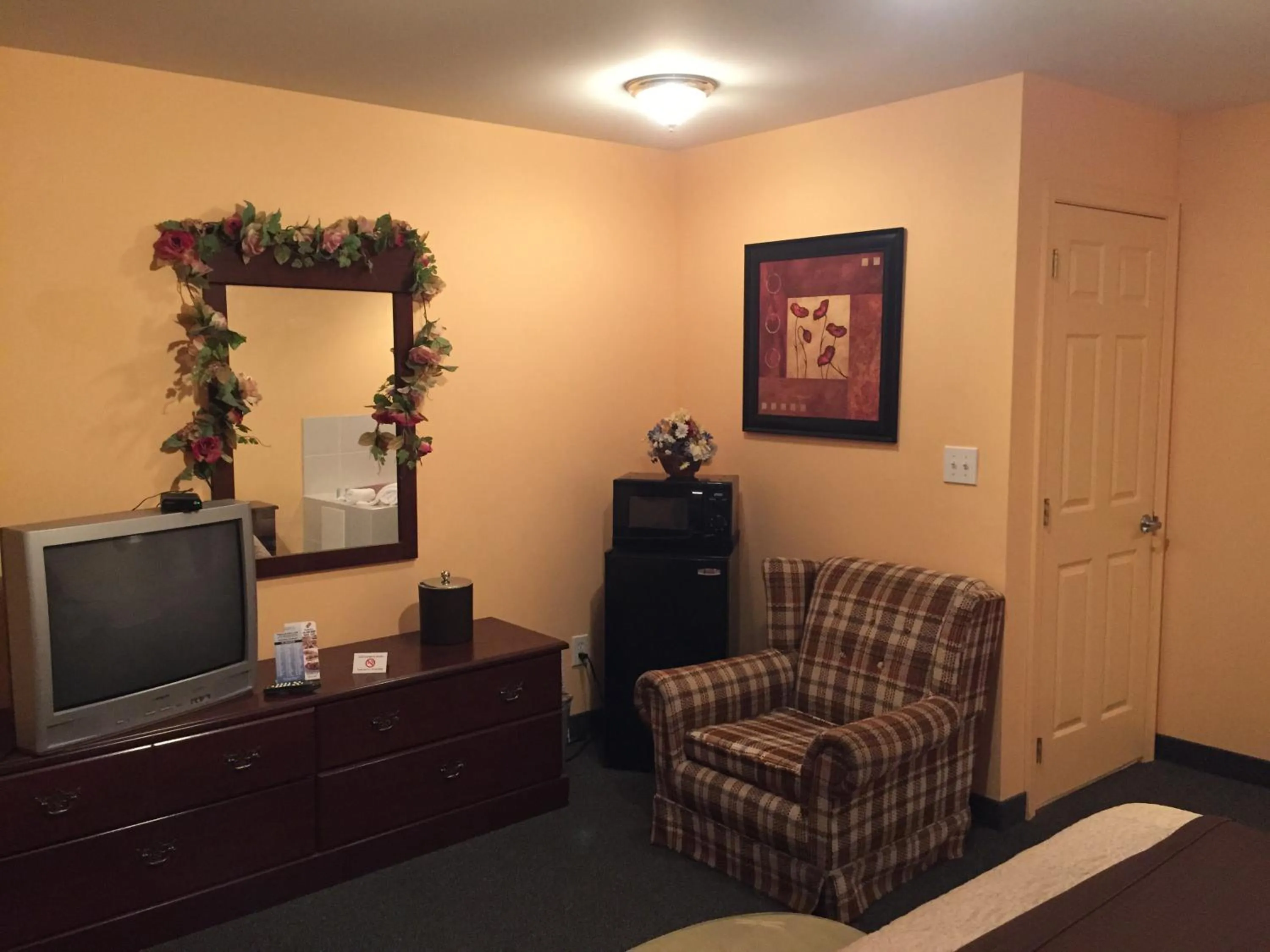 Bed, TV/Entertainment Center in Relax Inn Galloway