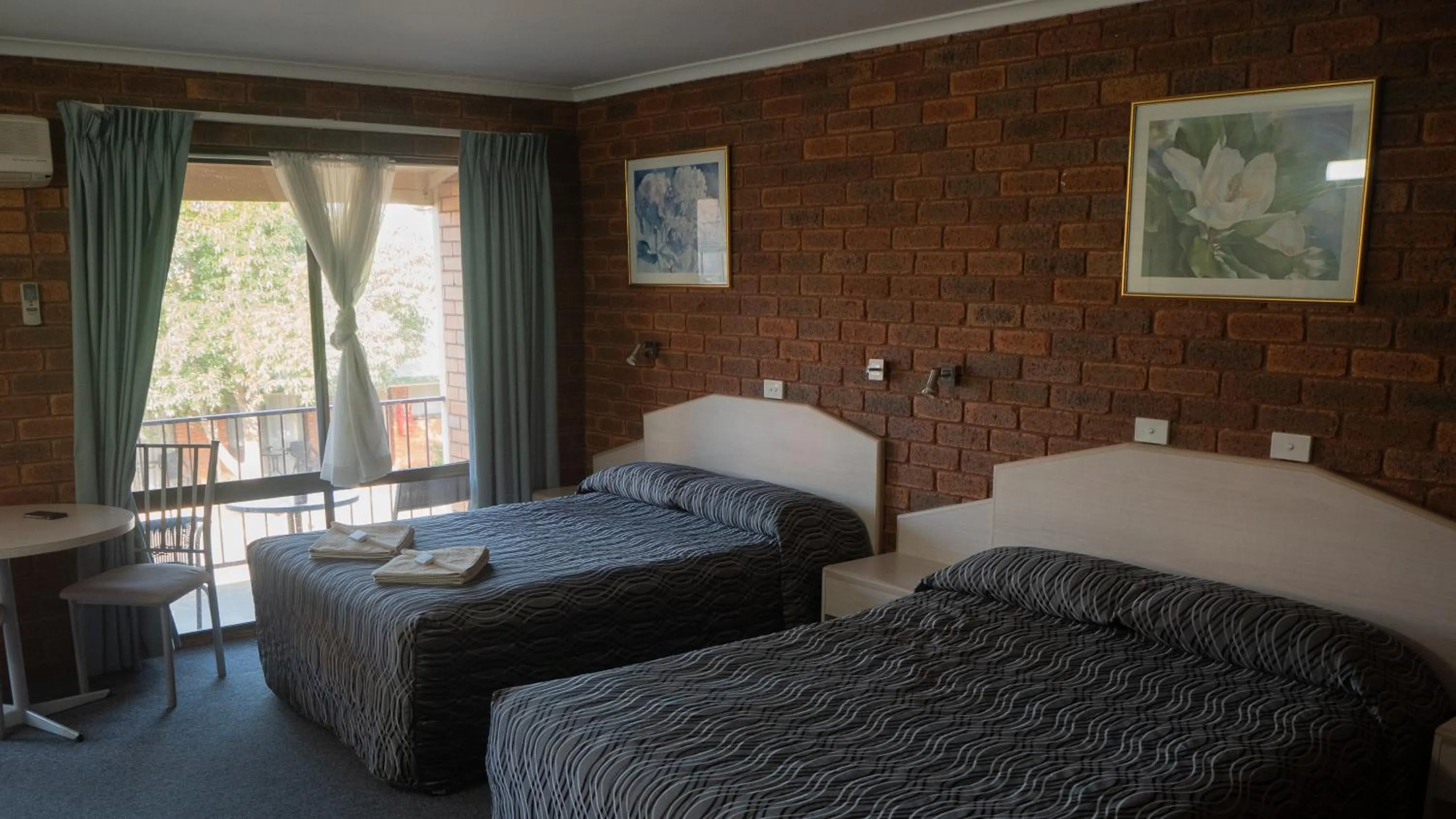 Photo of the whole room, Bed in Yambil Inn