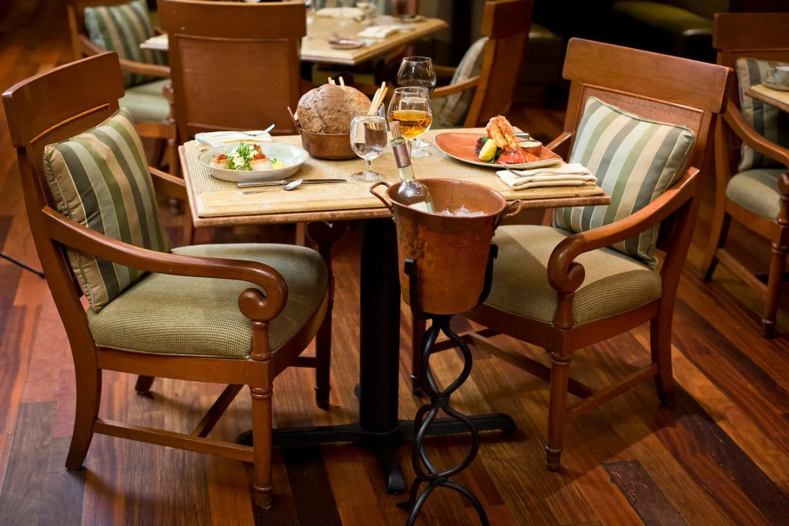 Restaurant/places to eat in Peabody Memphis