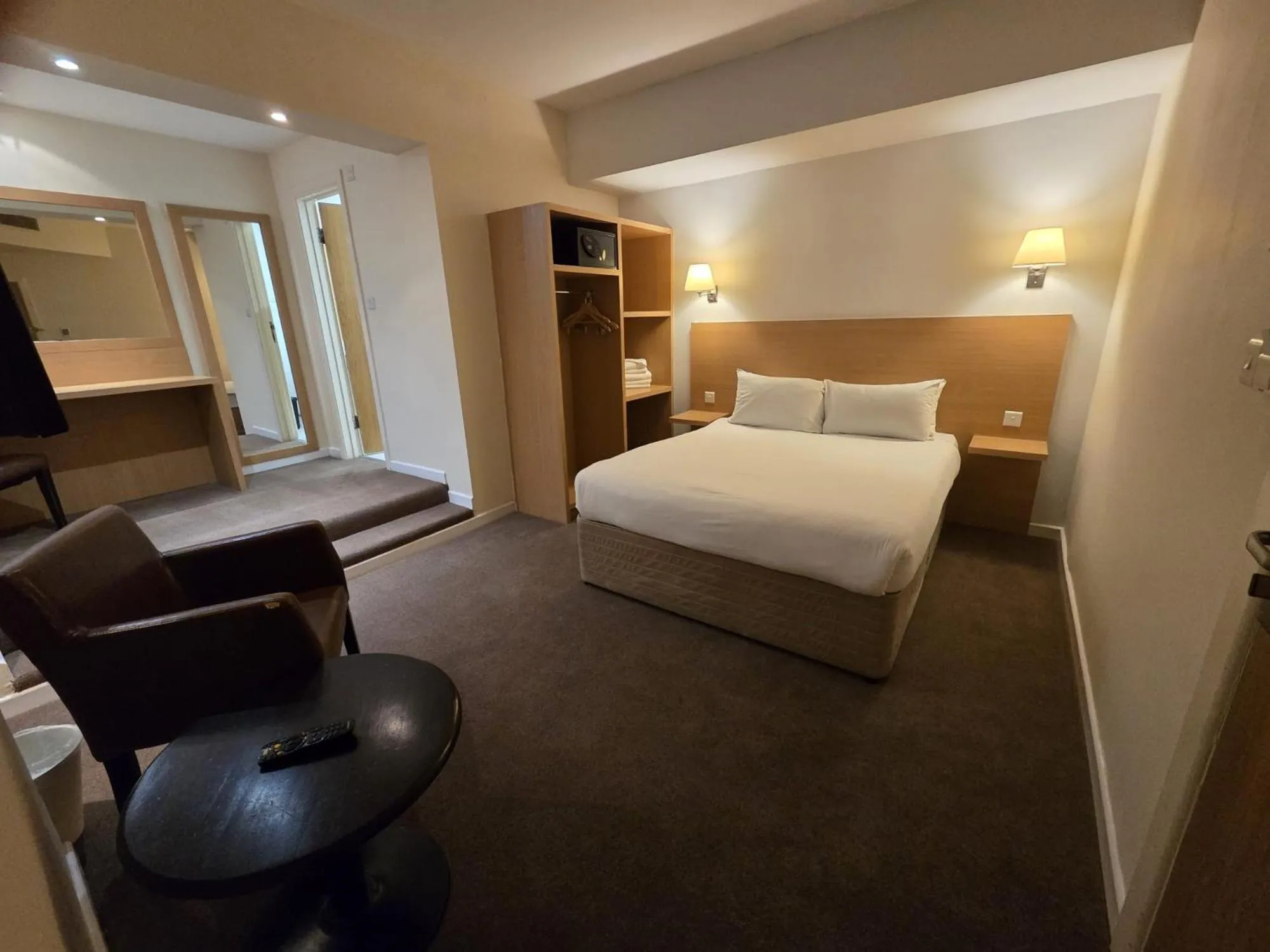 Bed in OYO The Luton Hotel