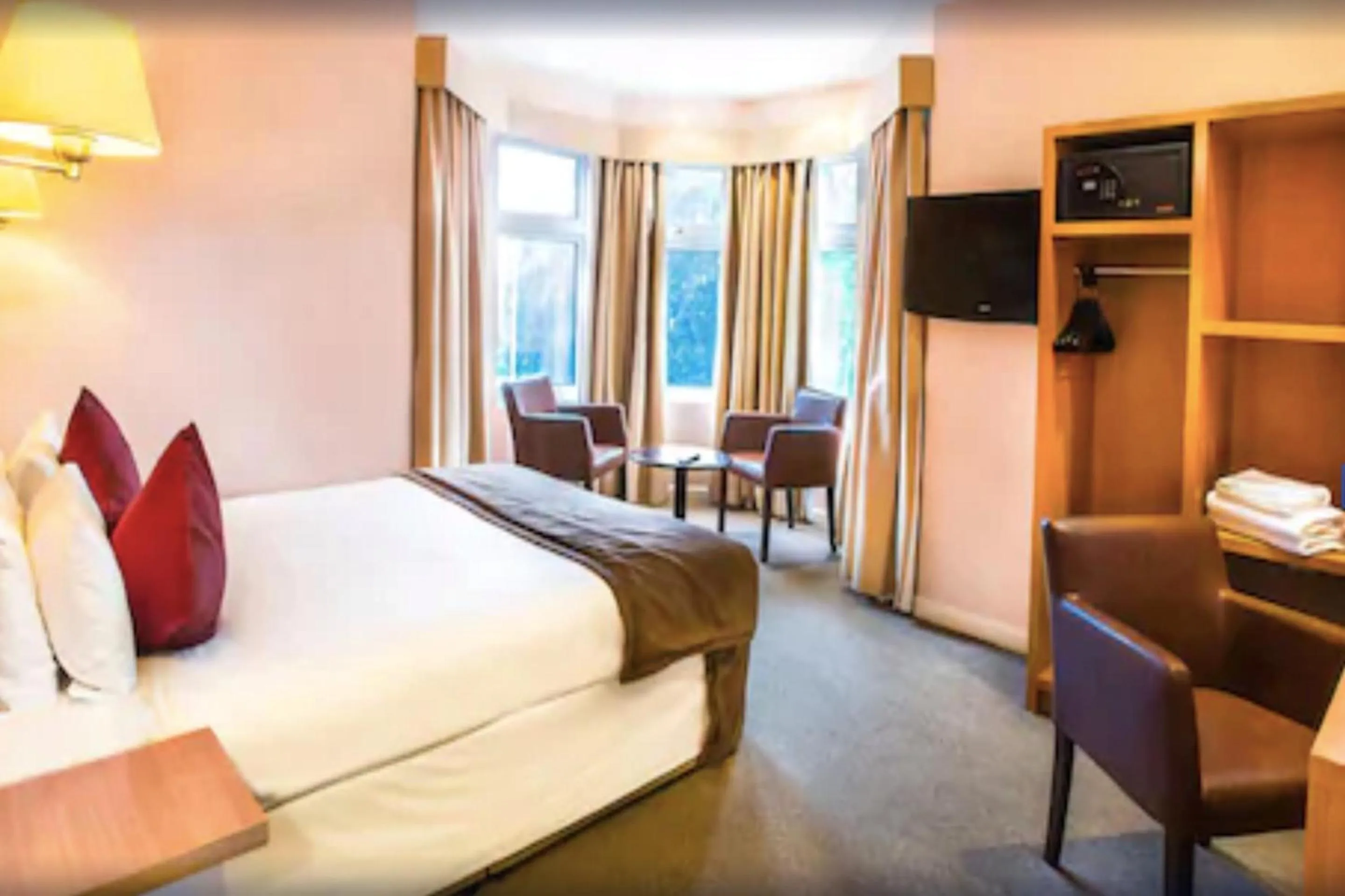 Bedroom, Bed in OYO The Luton Hotel